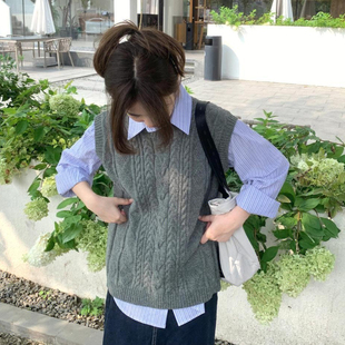 灰色针织毛衣马甲叠穿背心女2026年春圆领宽松法式学院风外搭上衣