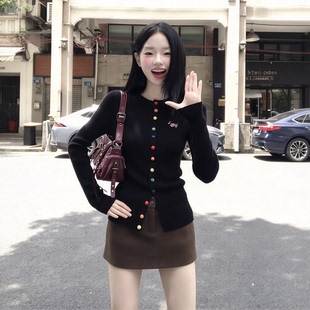 韩系减龄彩扣刺绣针织开衫女秋冬季新款收腰毛衣外套上衣显瘦百搭