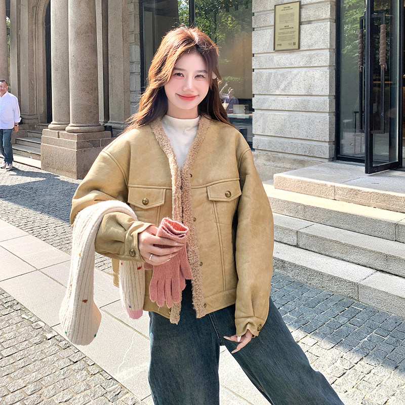卡其色皮毛一体外套冬女新款设计感V领气质小个子加厚羊羔毛棉衣,女装皮草,浙宝099