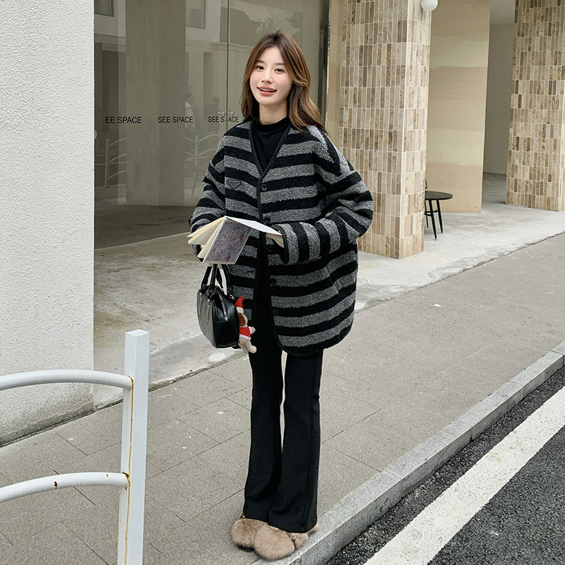 条纹毛呢外套冬季女2024新款小个子加棉气质单排扣短款厚呢大衣,女装皮草,浙宝099
