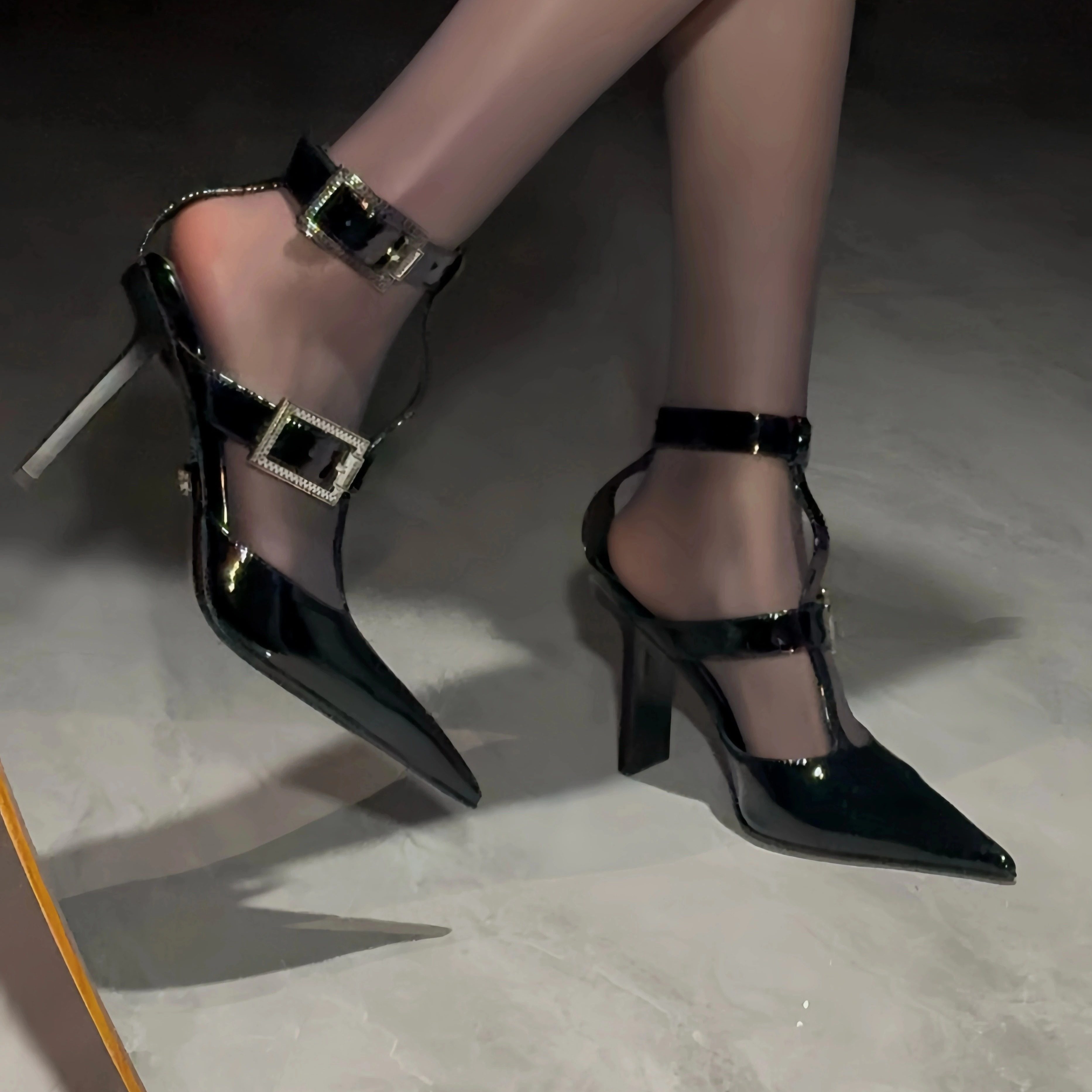 包头尖头黑色浅口皮带扣高跟鞋女25春秋款一字带欧美漆皮御姐凉鞋