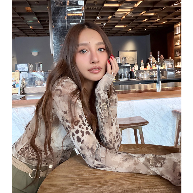 丸丸maruco 野生感性感豹纹长袖~ 半透视修身大U领显瘦T恤