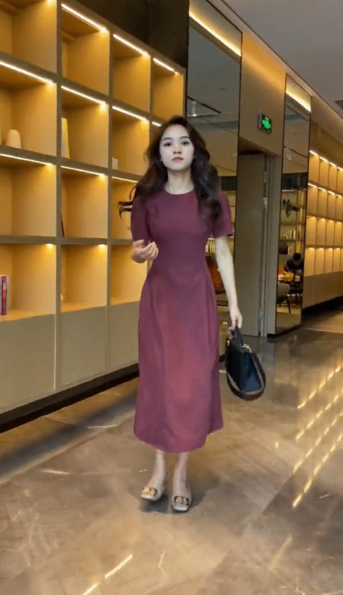 2025夏季新款后背拉链高级感宽松显瘦紫色短袖连衣裙女上衣潮网红
