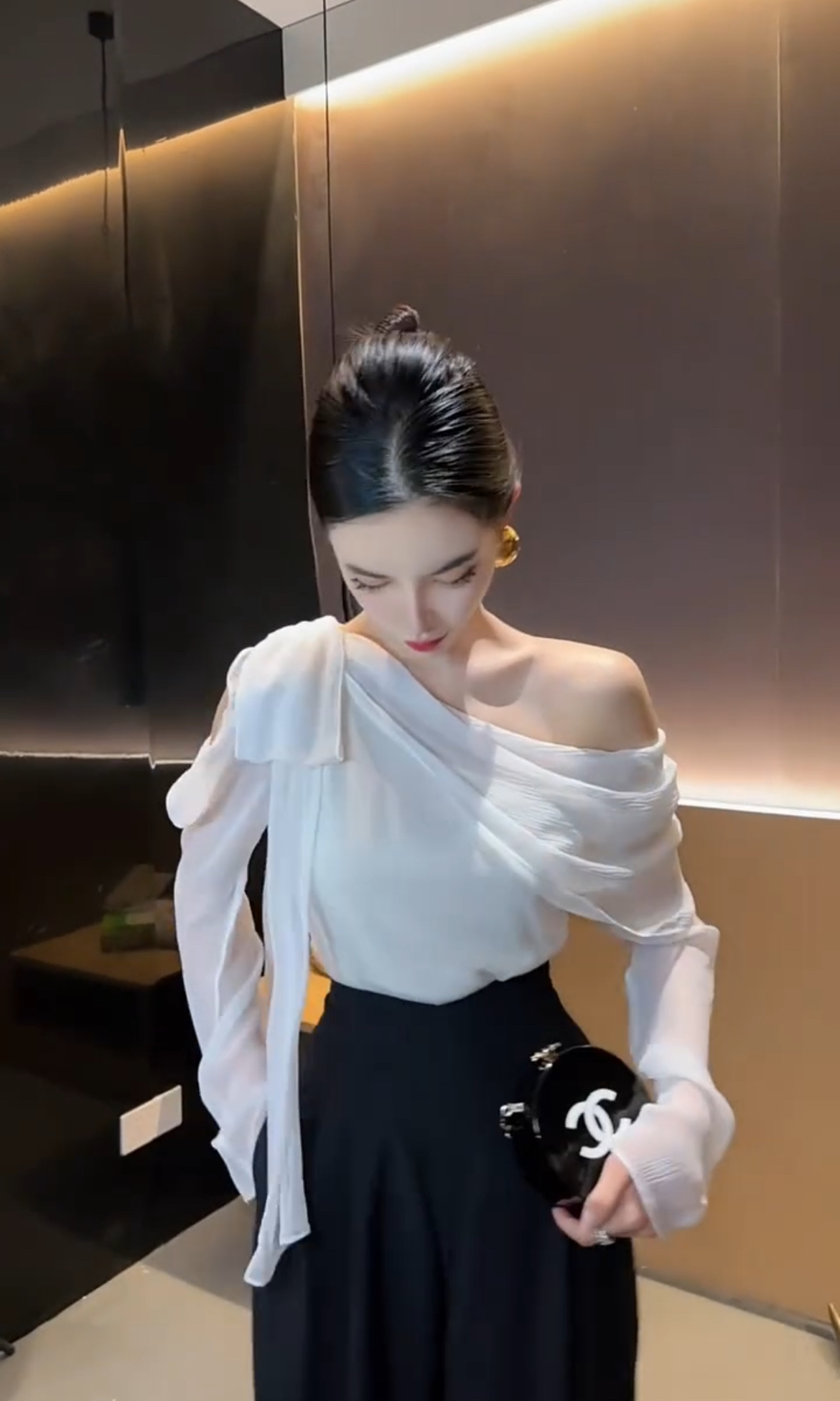 2025夏季新款时尚小众不撞款高级感白色斜肩防晒轻薄上衣女装百搭