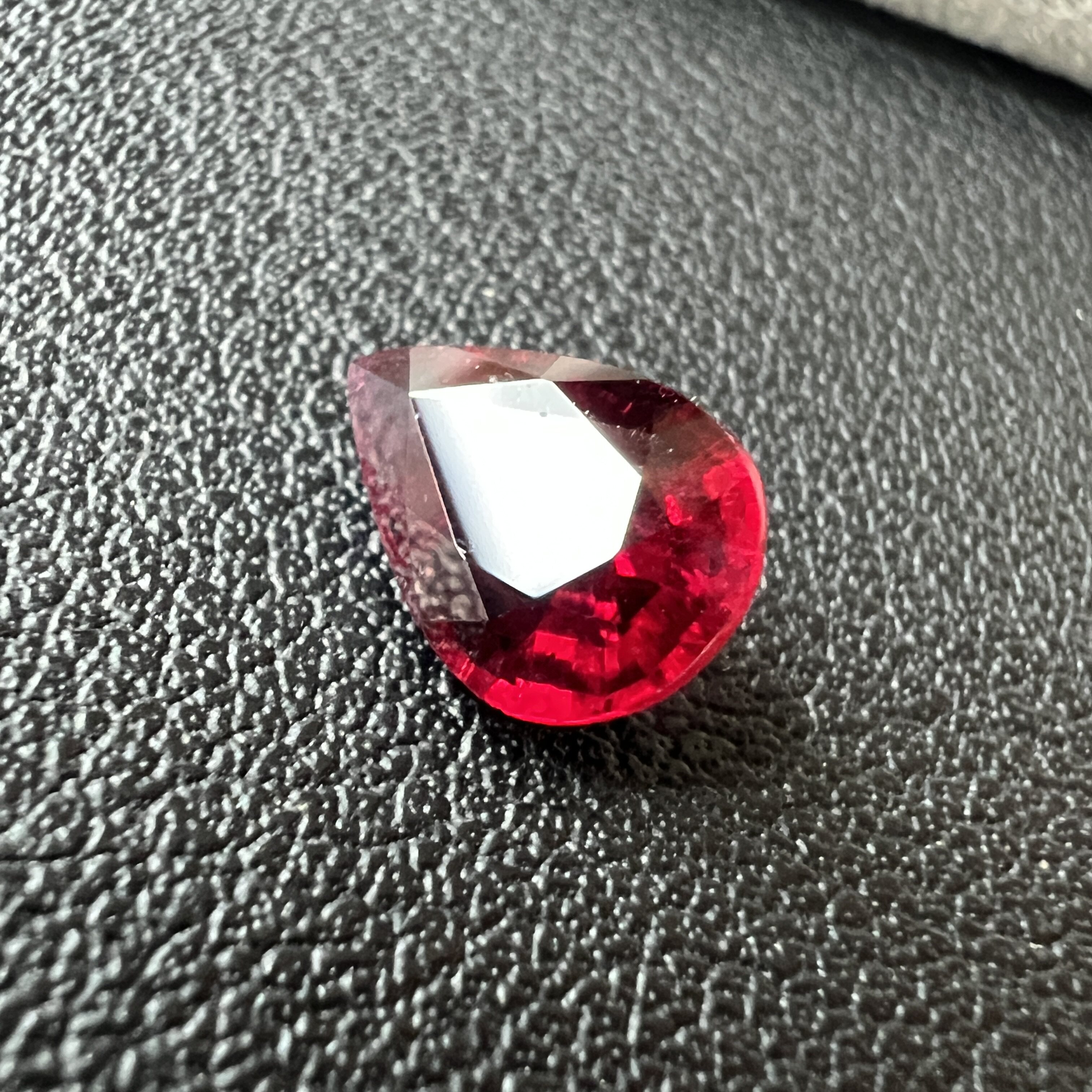 1.7克拉卢比来碧玺鸽血红色晶体干净水滴下7*10mm