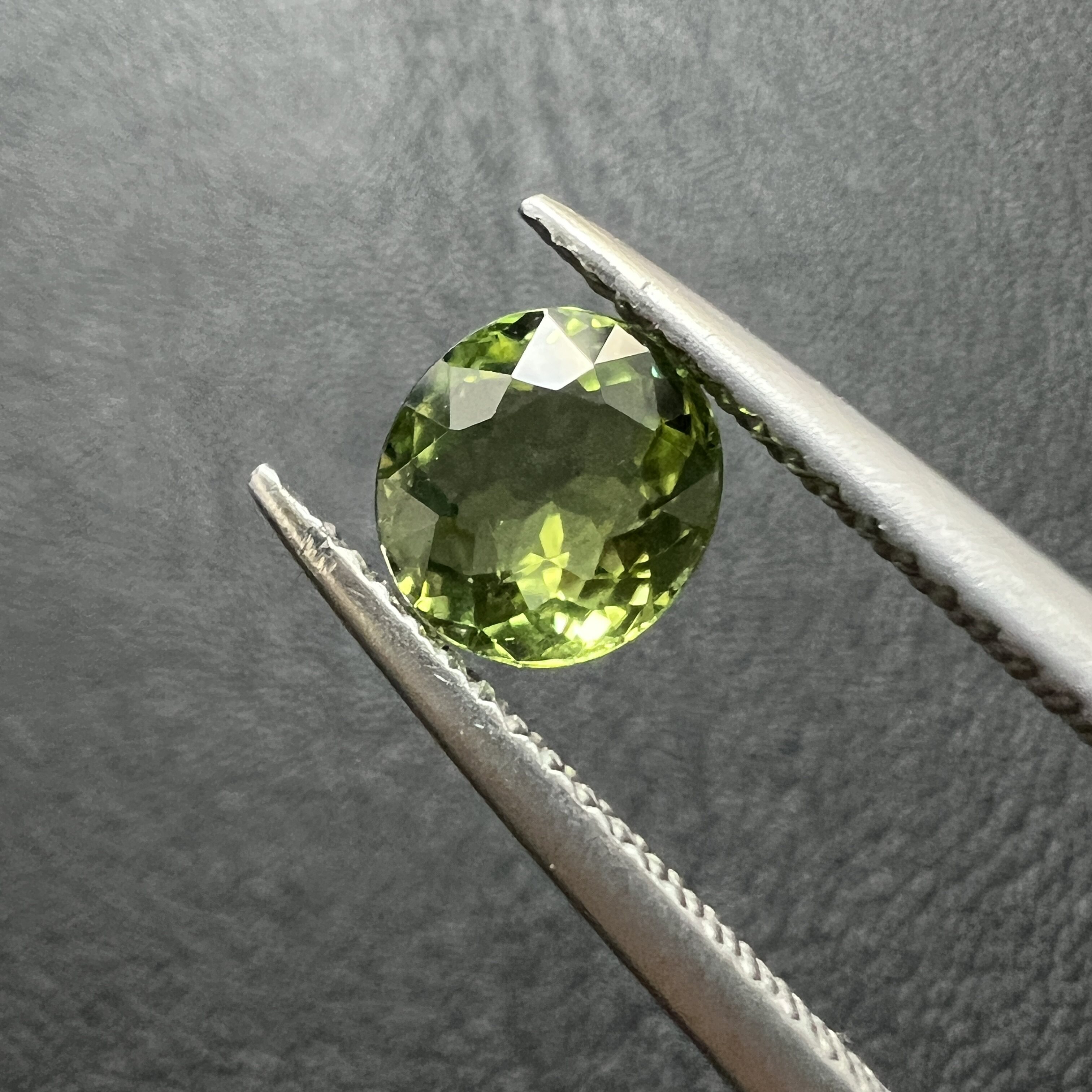 1.2ct薄荷绿碧玺椭圆形全净体精切高光薄荷绿6.3*6.7mm