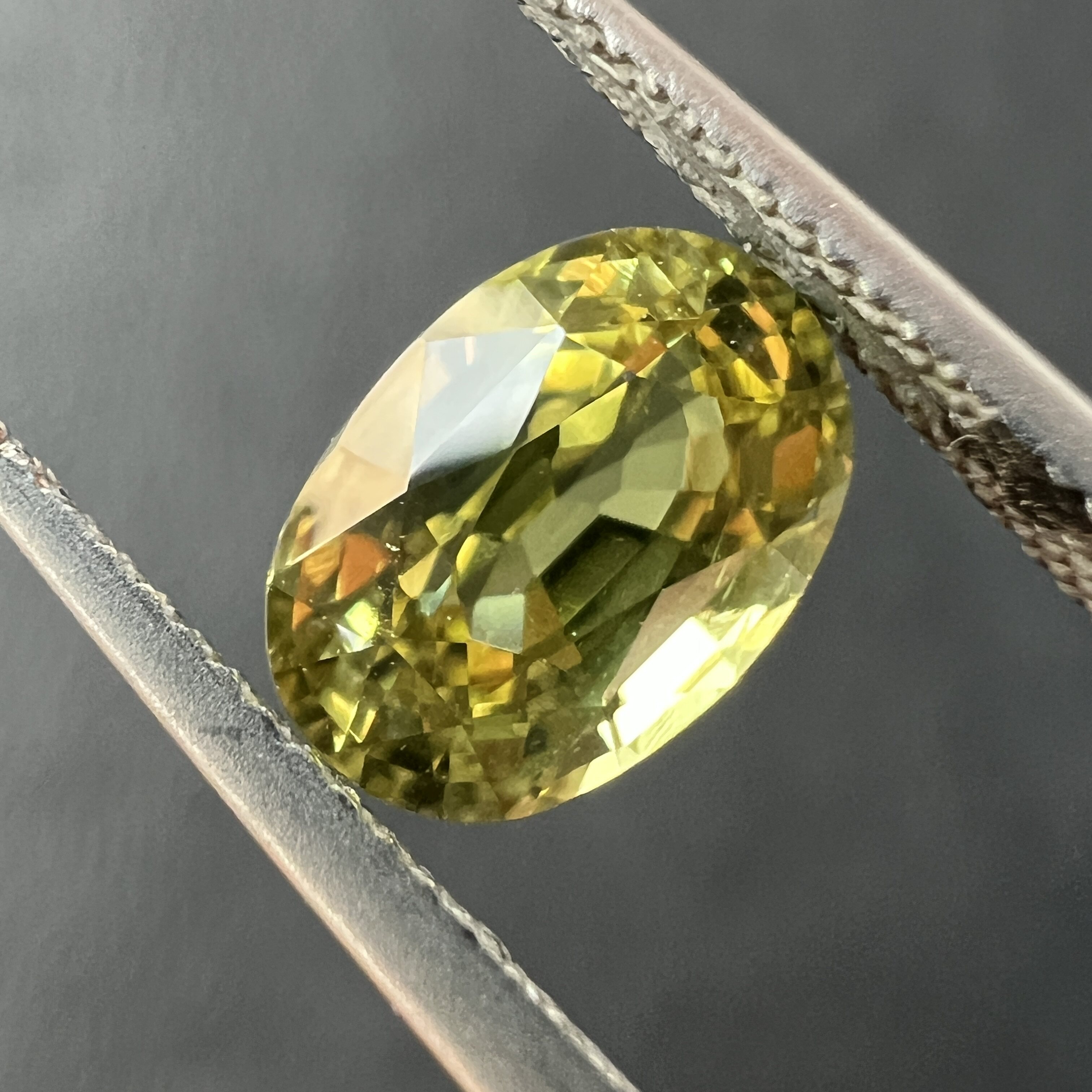 1克拉金绿宝石椭圆形全净体颜色金绿色满火彩5*7.2mm