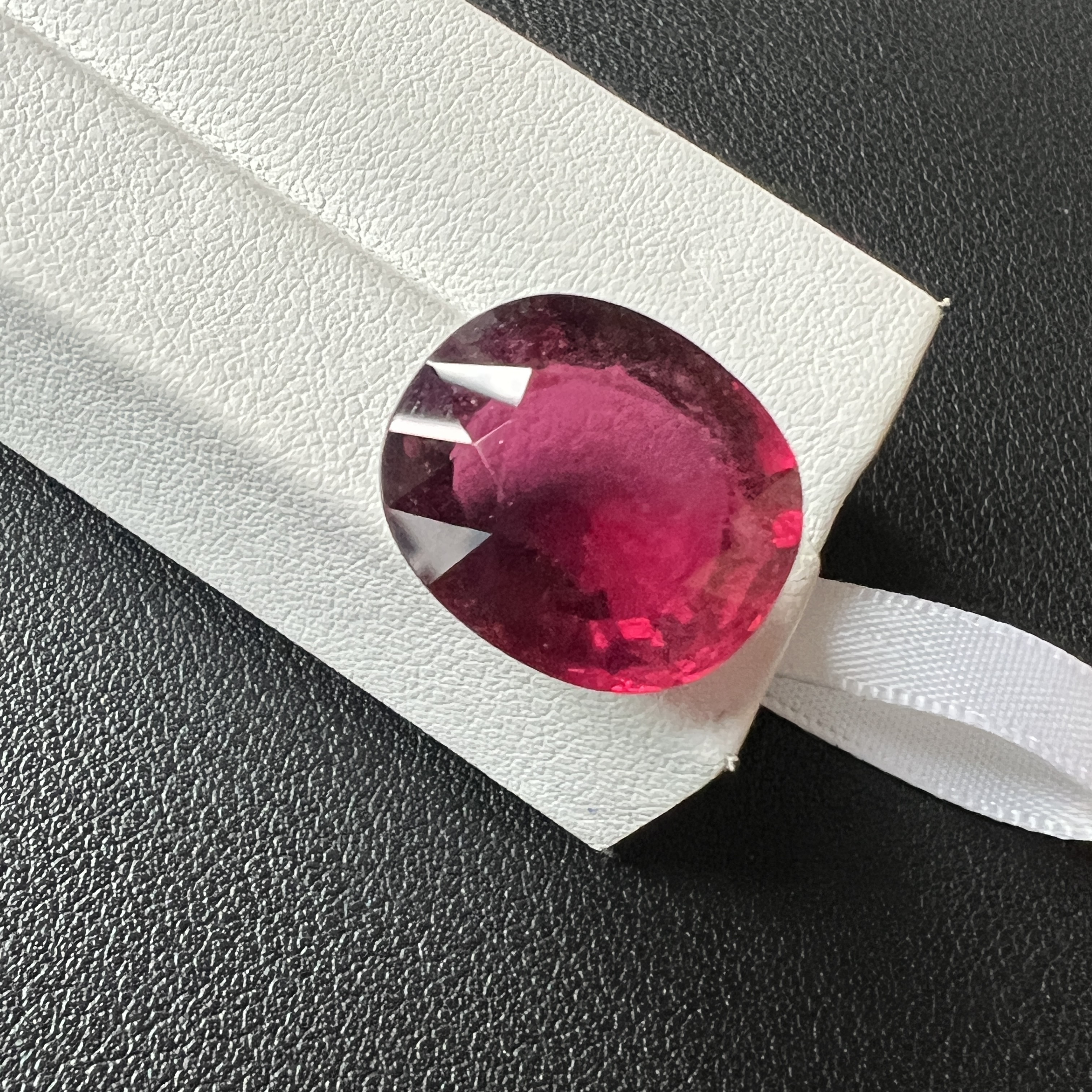 16.2ct卢比来碧玺椭圆形精切晶体内眼可见、无黑色包体没有裂纹