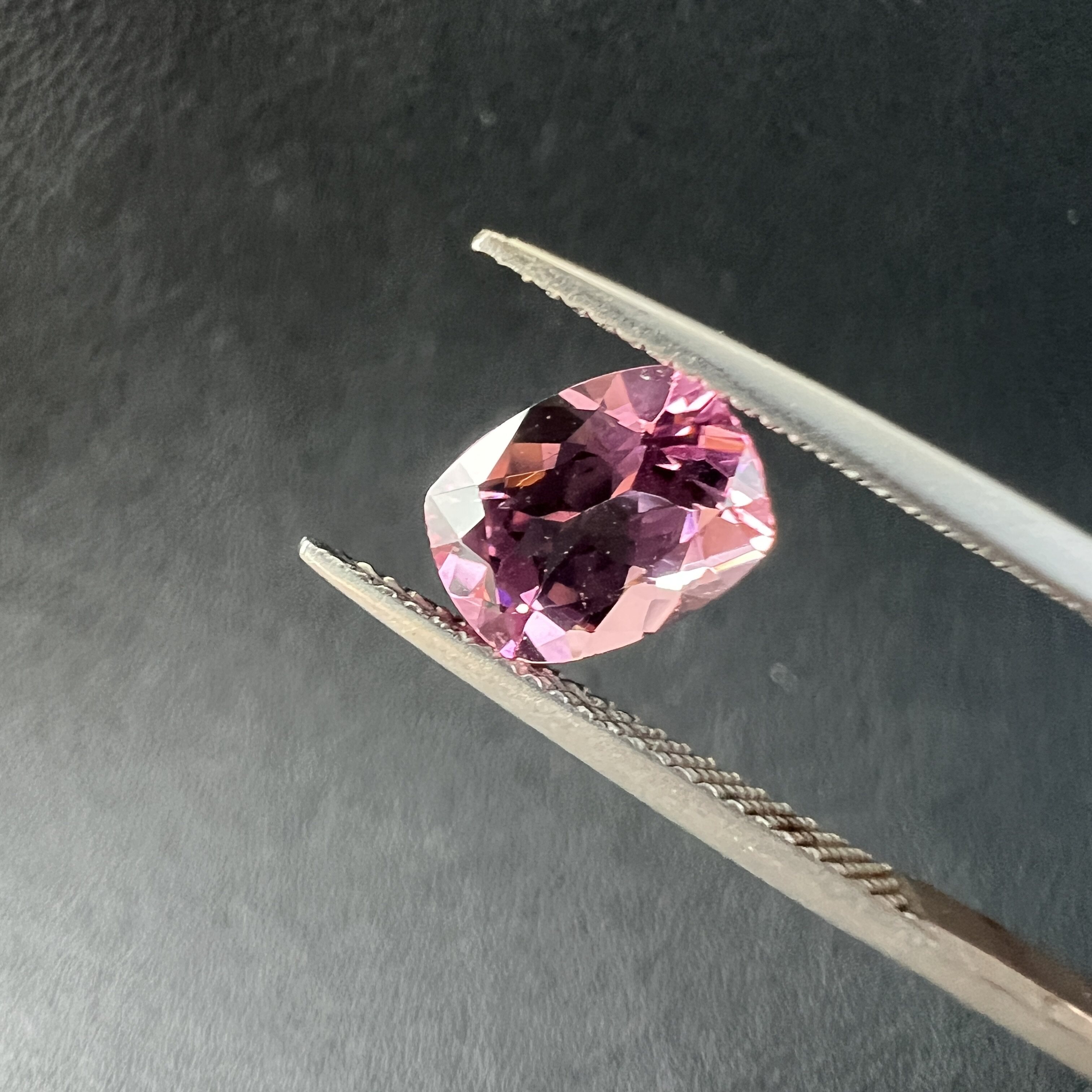 1.9克拉樱花粉碧玺全净体精切工艺枕形