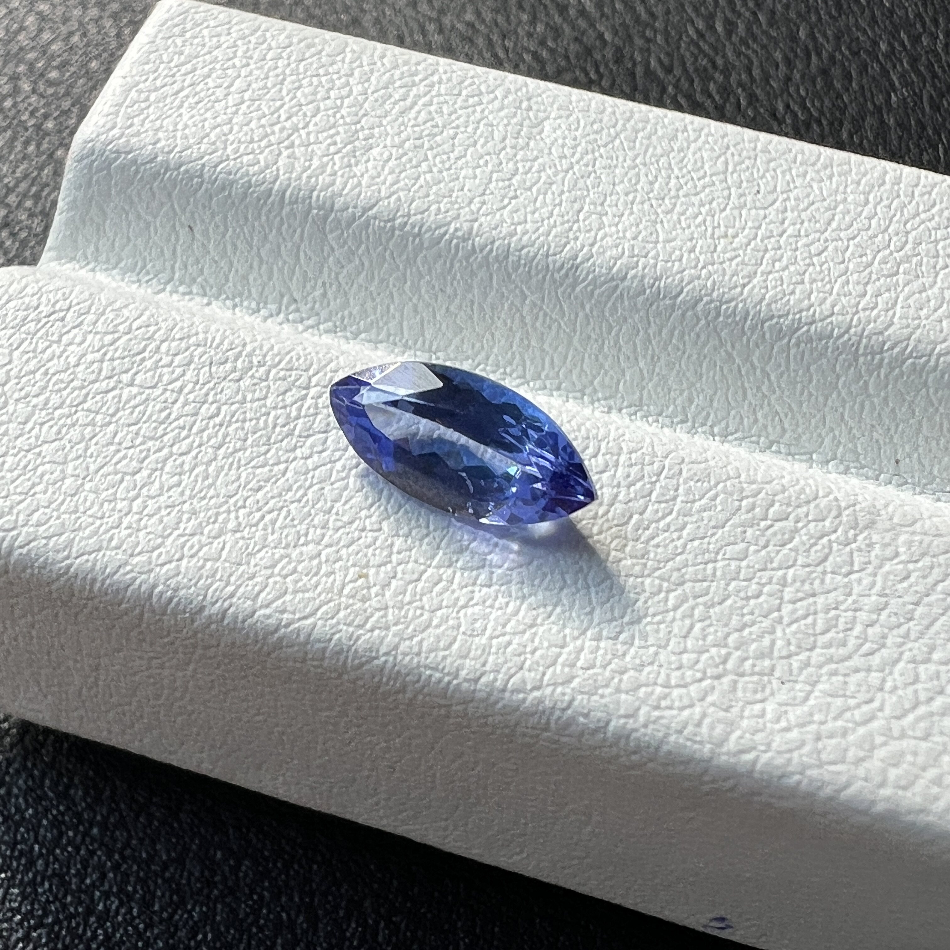 1.11ct蓝色天然坦桑石马眼形精切5.7*10.5mm全净体矢车菊色