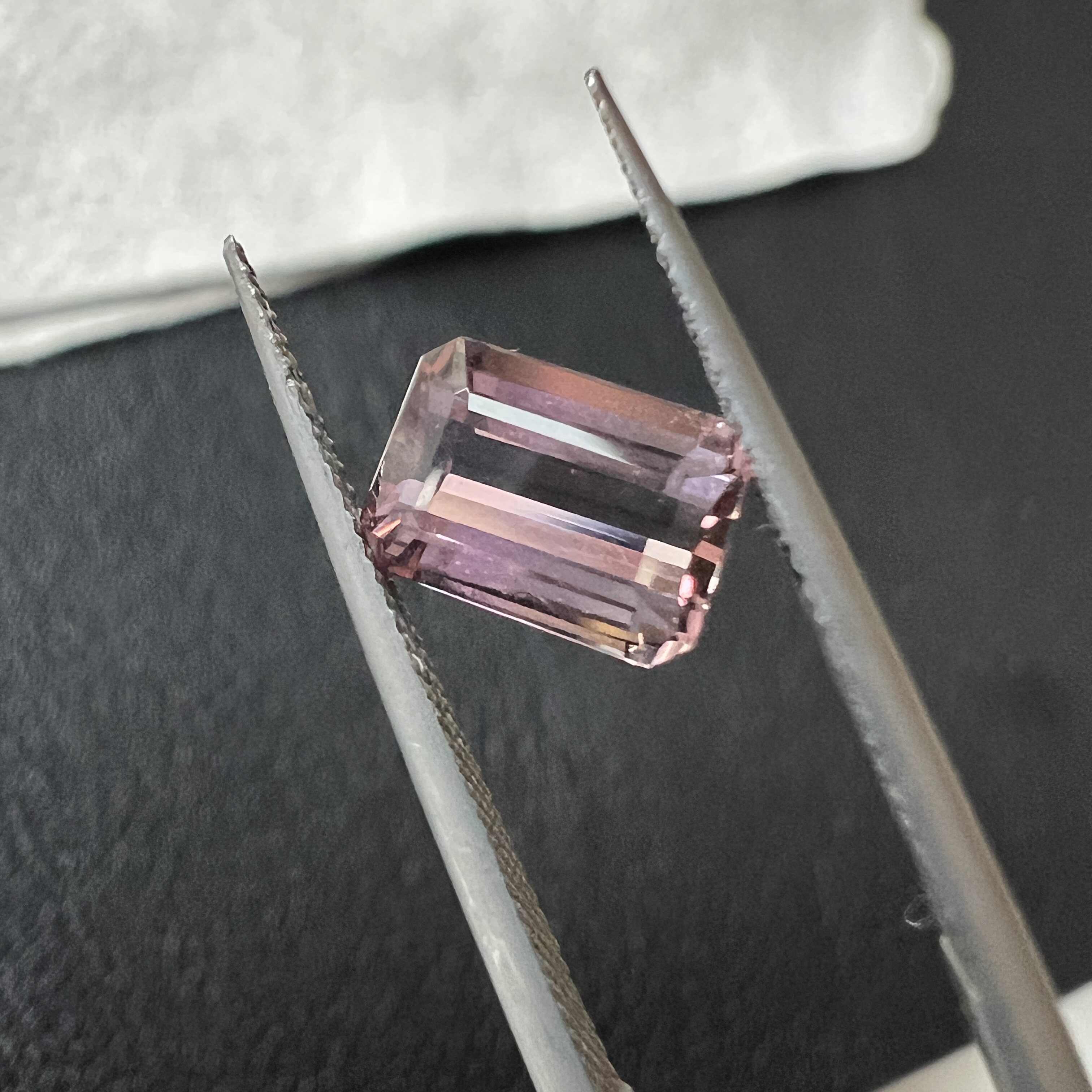 1.41克拉粉紫色碧玺全净体八角形祖切5.4*7.5mm