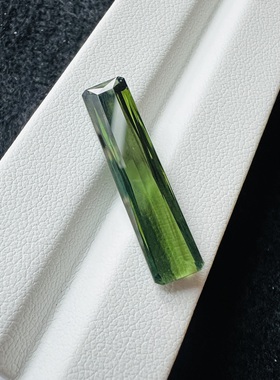 天然绿色碧玺裸石全净体玻璃光泽 6*27mm  7.15ct