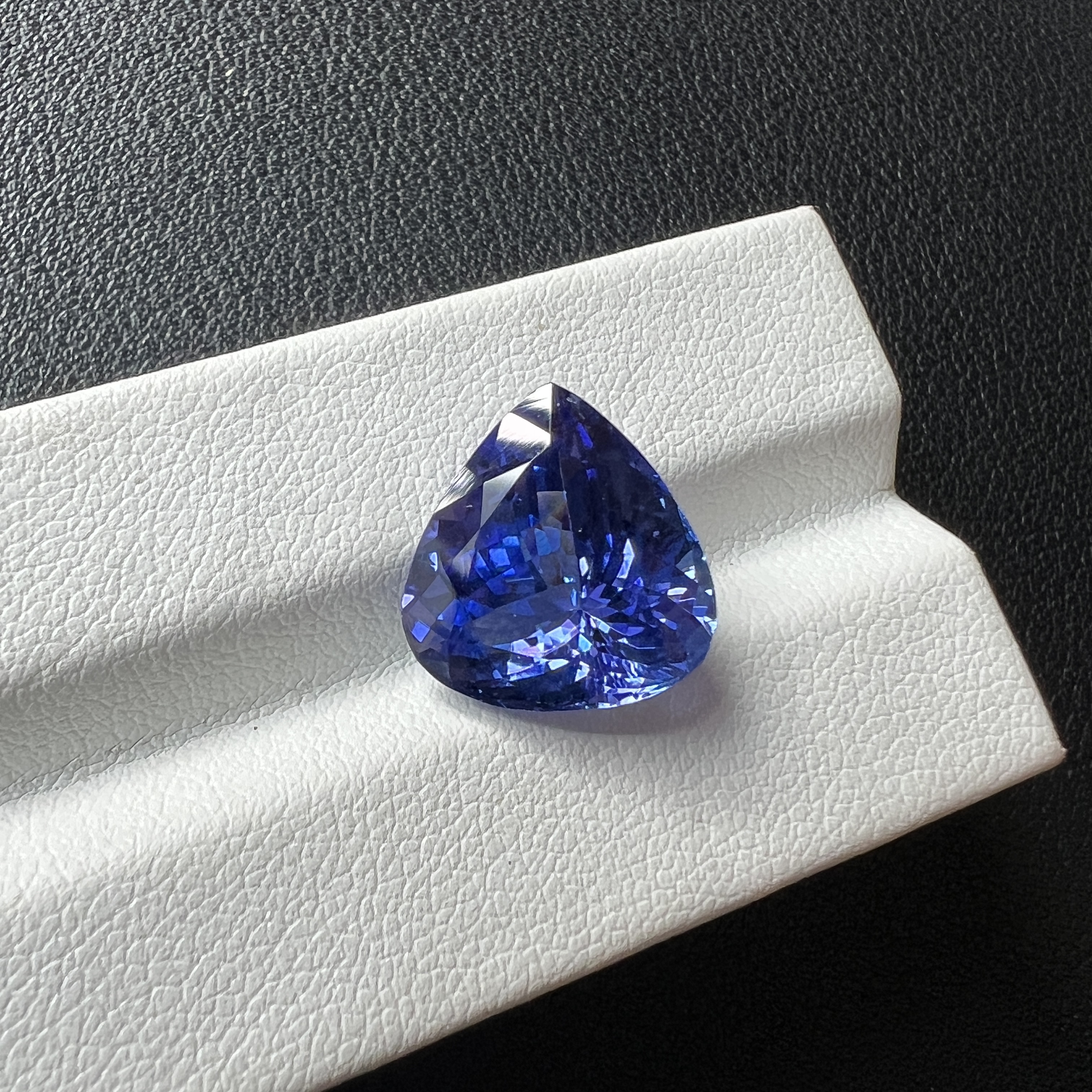 8.57ct天然坦桑石精切胖水滴形光感强全净体13.5*14.3mm