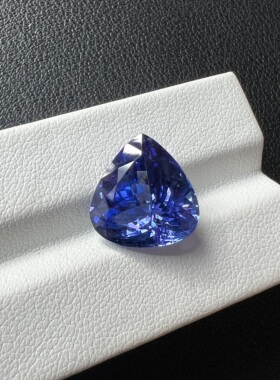 8.57ct天然蓝色坦桑石精切胖水滴形光感强全净体13.5*14.3mm