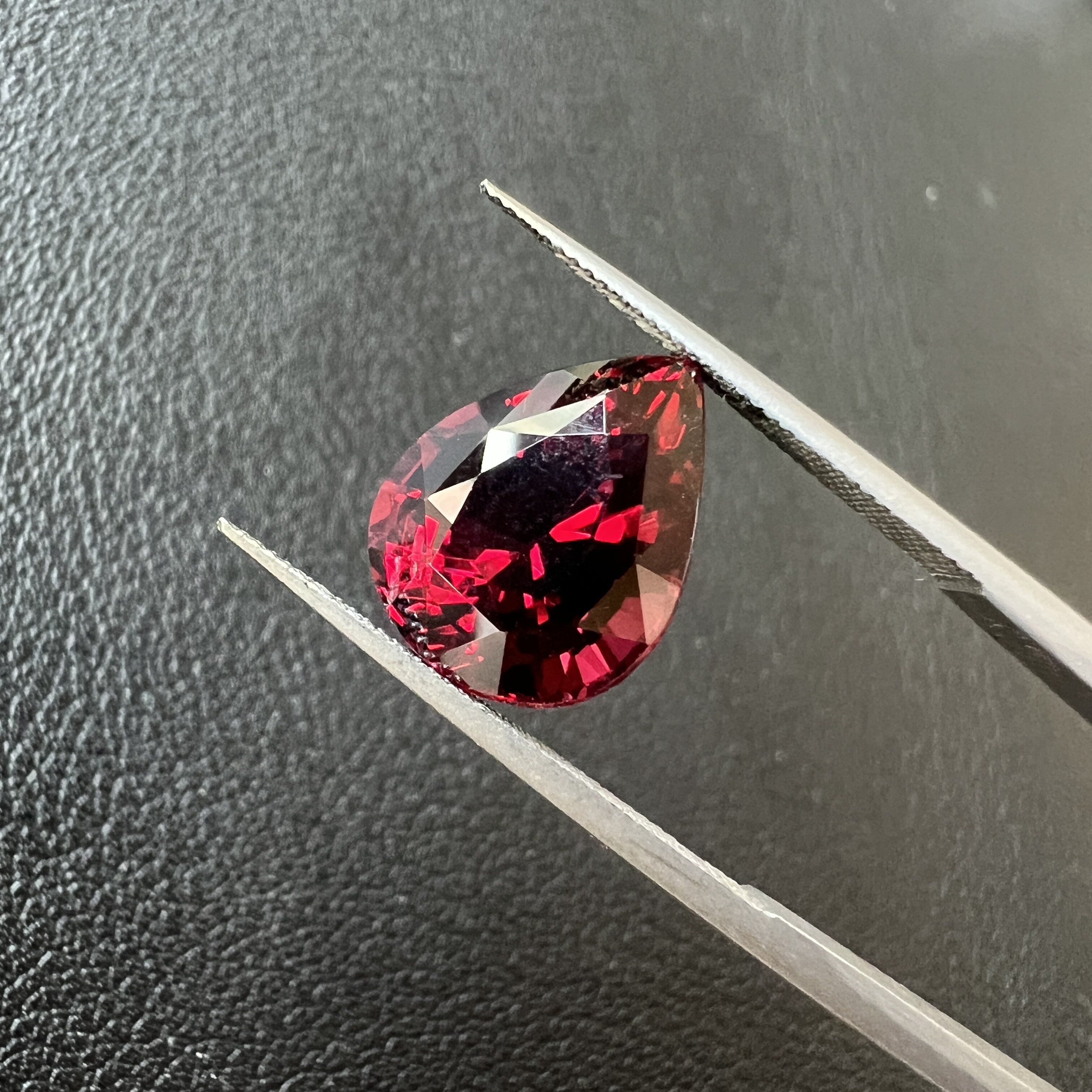 6.93克拉天然石榴石鸽血红色水滴形全净体10*12.6mm