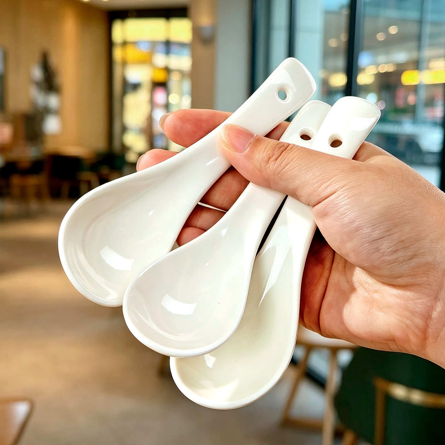 纯白陶瓷短柄耐高温喝汤饭勺图片