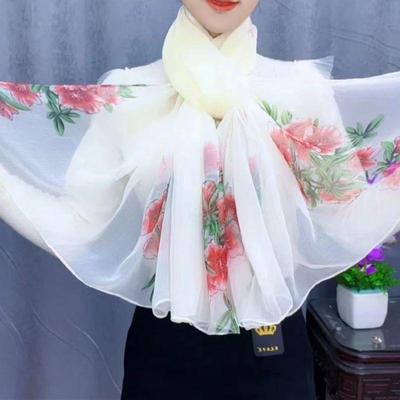 白色丝巾秋冬长款时尚围巾百搭高档披肩洋气印花沙滩妈妈纱巾防晒