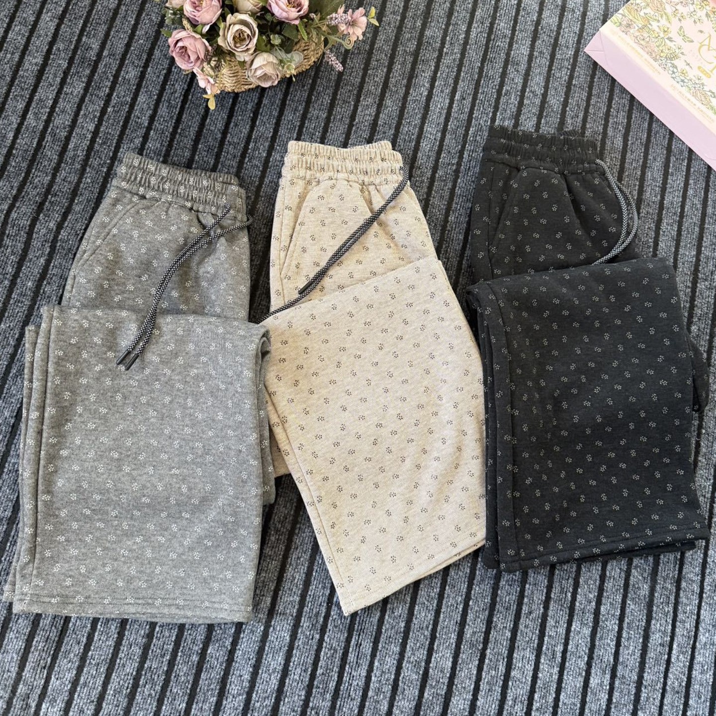 黑色碎花松紧腰加厚卫裤