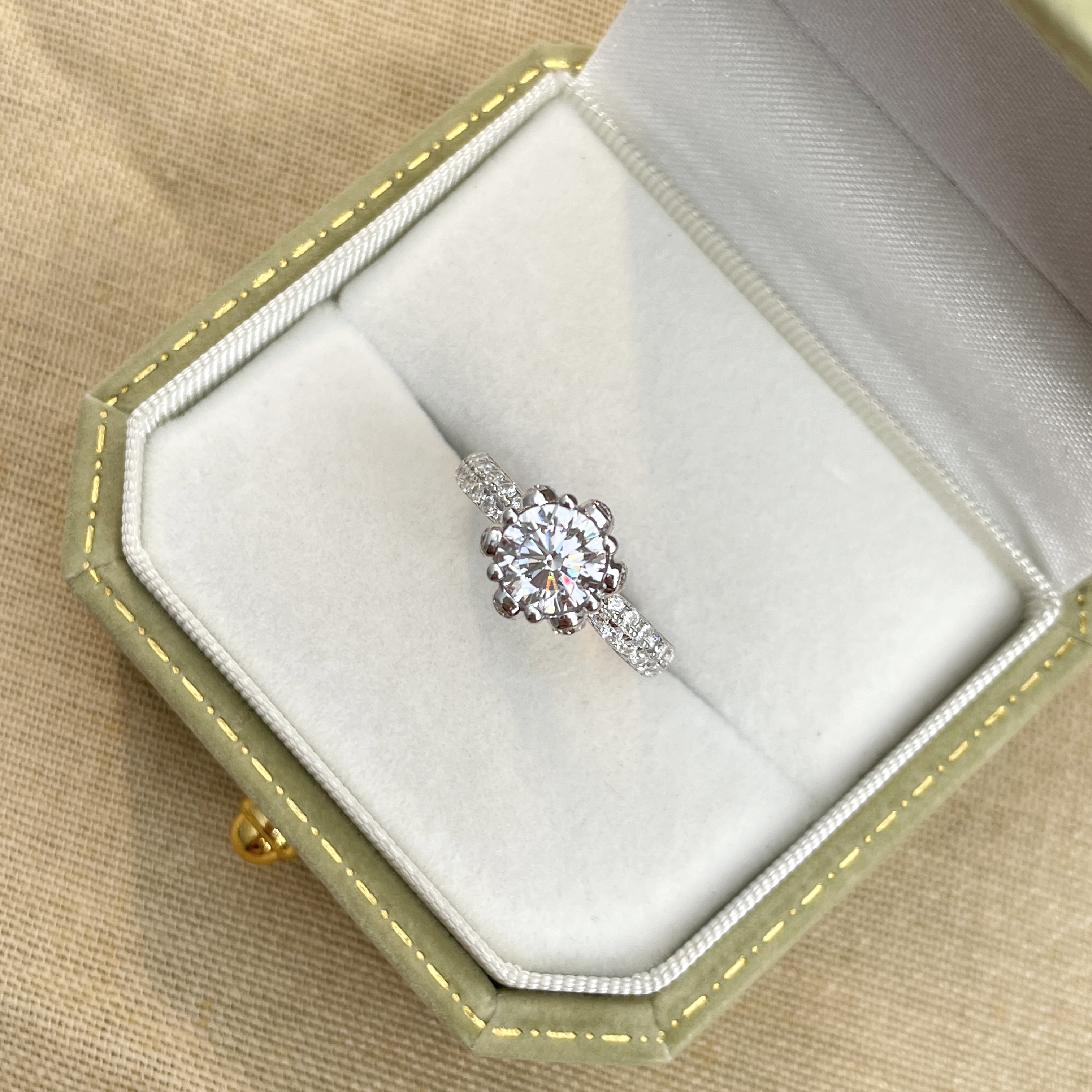 冰雪皇后手捧花纯银s925戒指六爪镶嵌1克拉培育高碳钻豪华感钻戒