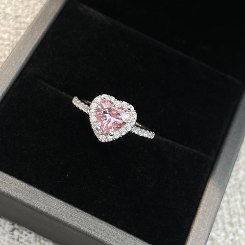 1克拉粉钻爱心时尚轻奢钻戒女