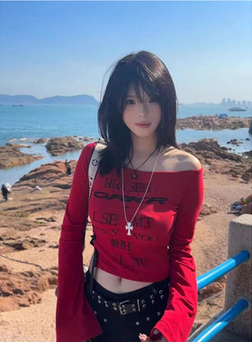 辣妹红色斜领长袖t恤女春秋薄款小众设计感修身显瘦露肩短款上衣