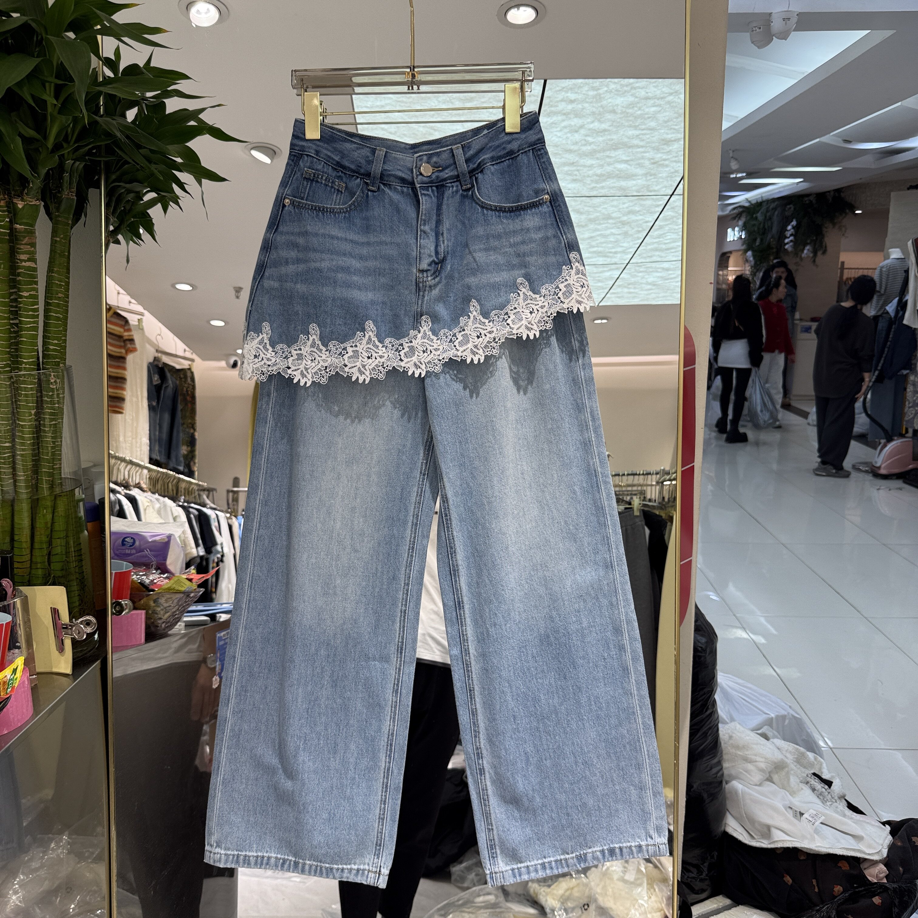 欧洲站2026春款高腰蕾丝花边屁帘百搭显瘦假两件阔版牛仔阔腿裤女
