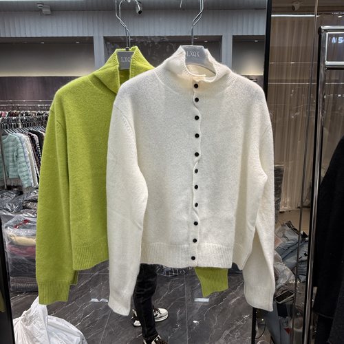 欧洲站2025秋冬新款中高领单排扣软糯慵懒风百搭山羊绒针织开衫女