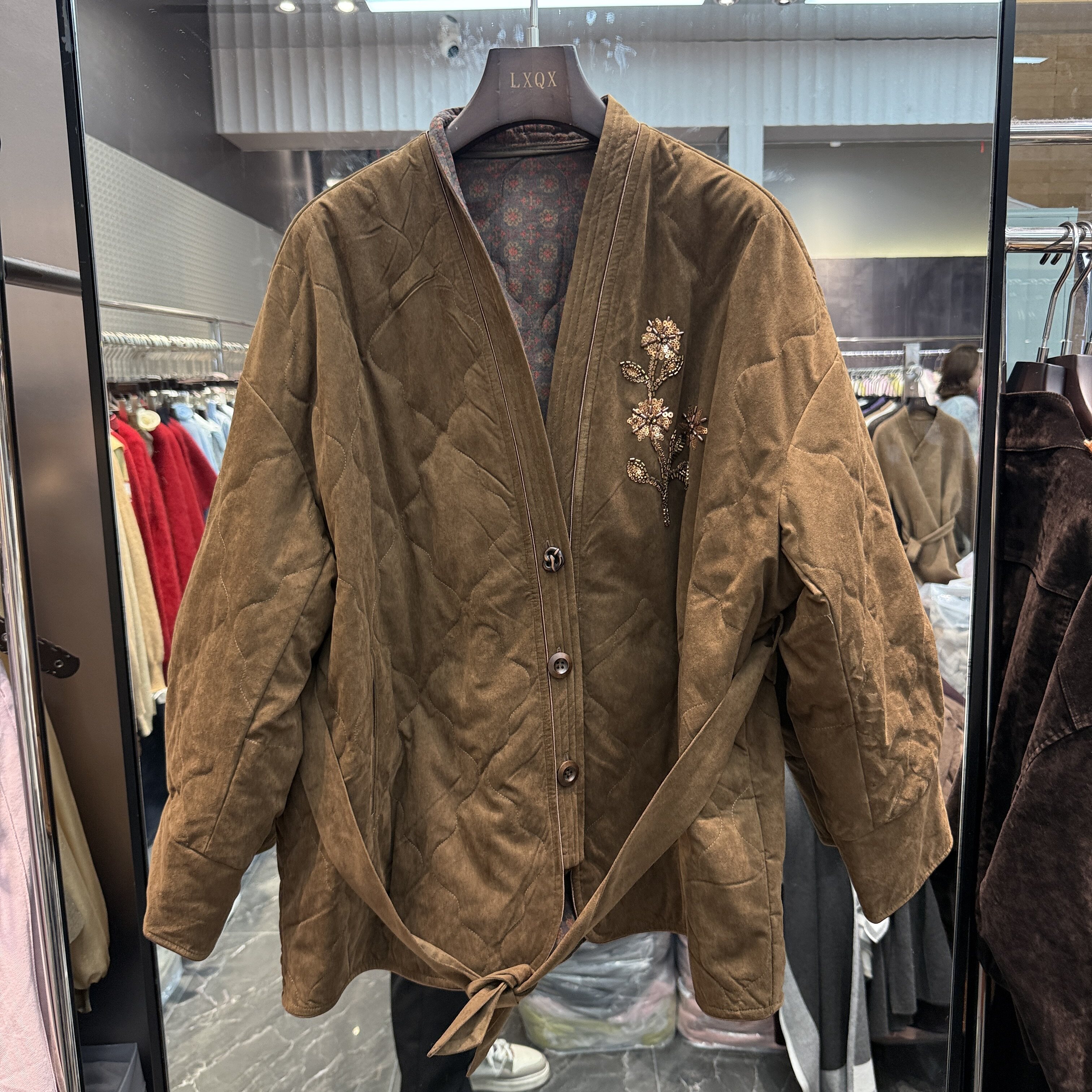 可可家欧货2026冬款v领亮片绣花系带宽松百搭款麂皮绒鹅绒服86079