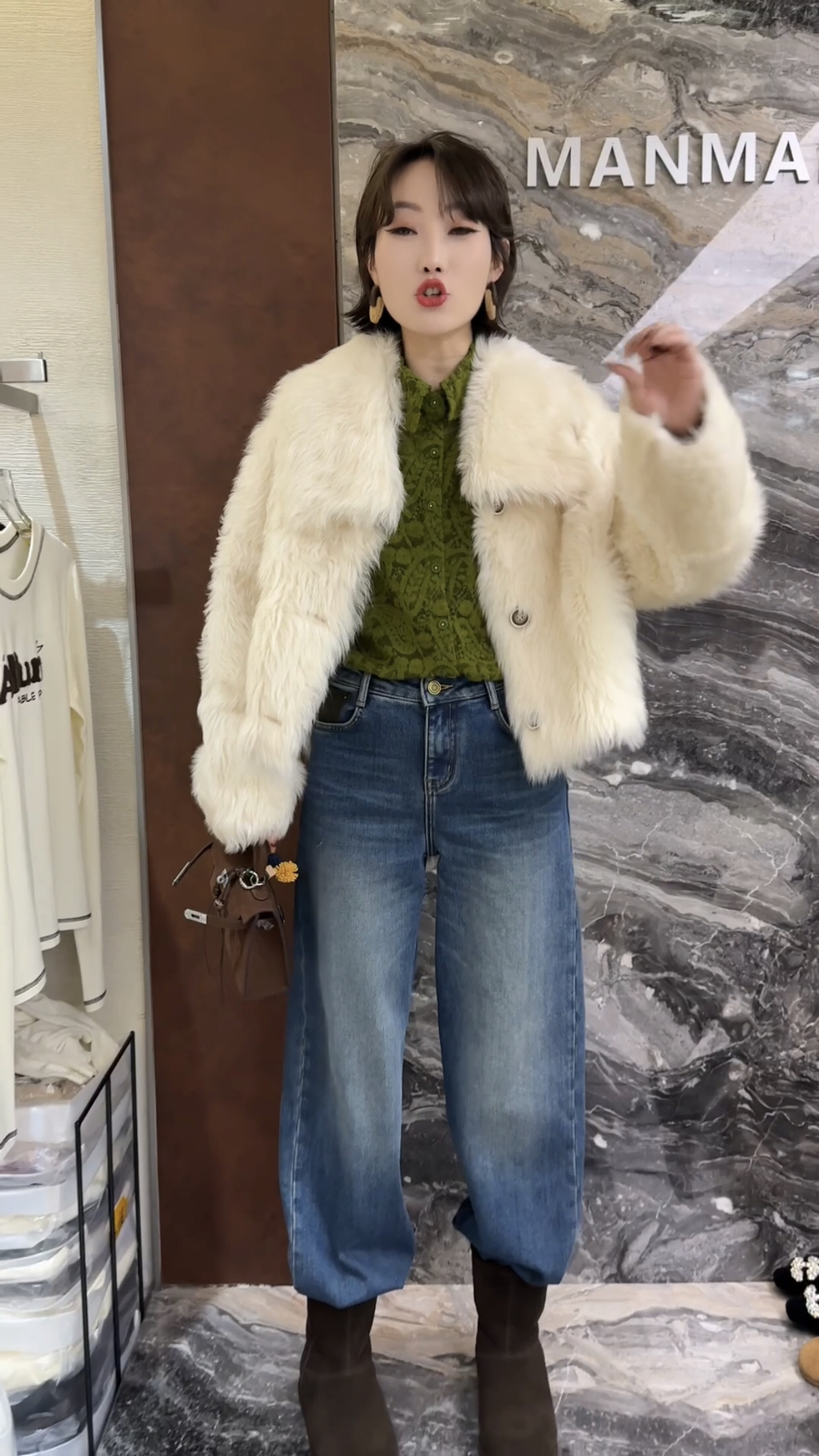 欧洲站2025冬季新款翻领单排扣气质百搭轻熟风高级感短款皮草外套