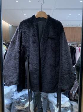 欧洲站2025冬季新款V领腰带收腰轻熟风羊皮革保暖中长款外套26310