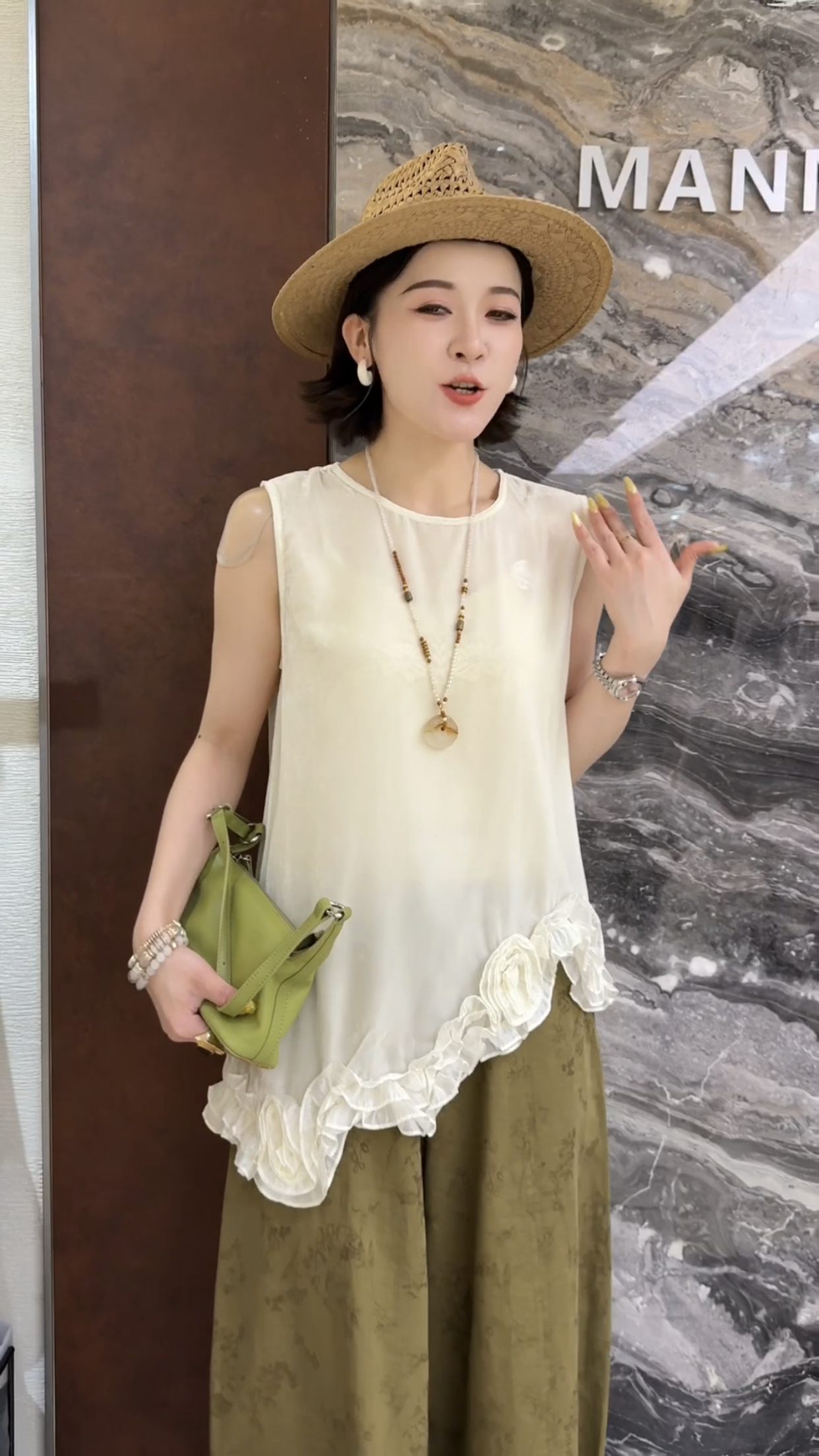 欧洲站2026夏季新款欧货圆领下摆不规则立体花朵木耳边女士马甲潮