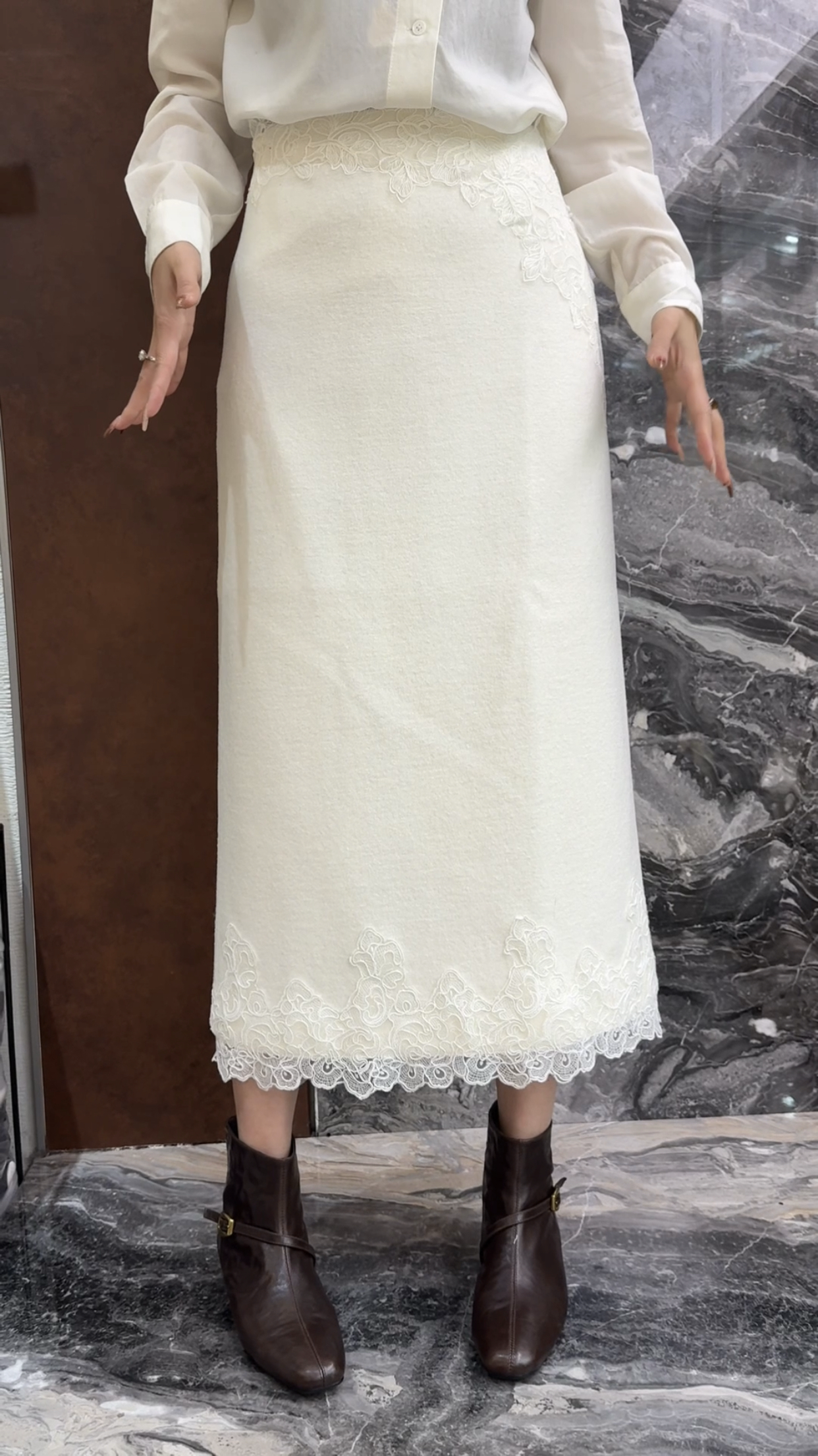 欧洲站2025冬季新款高腰蕾丝拼接轻熟风百搭中长款纯色女士半身裙