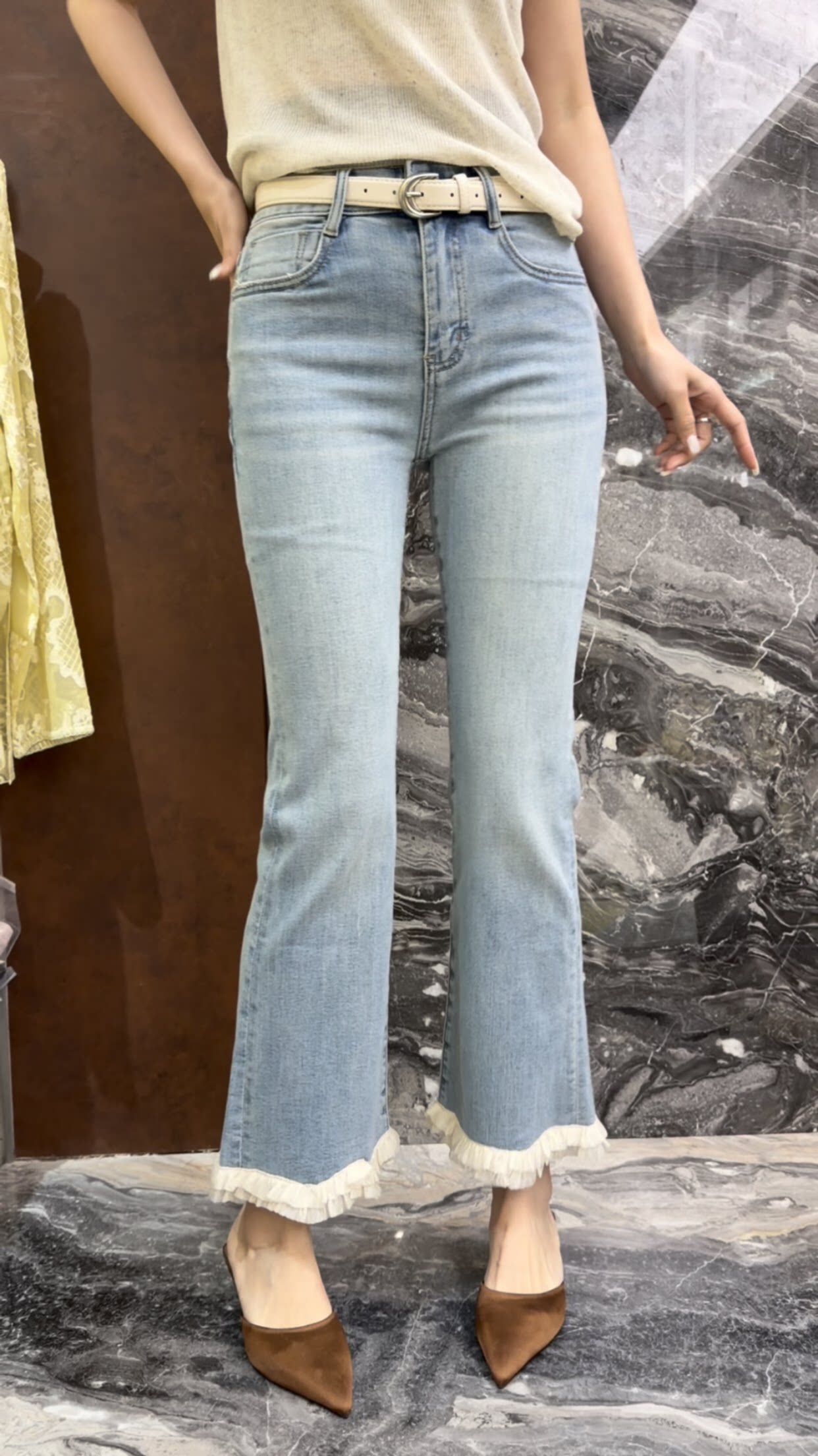 欧洲站2026春季新款腰带微喇叭下摆蕾丝九分浅色系减龄女士牛仔裤