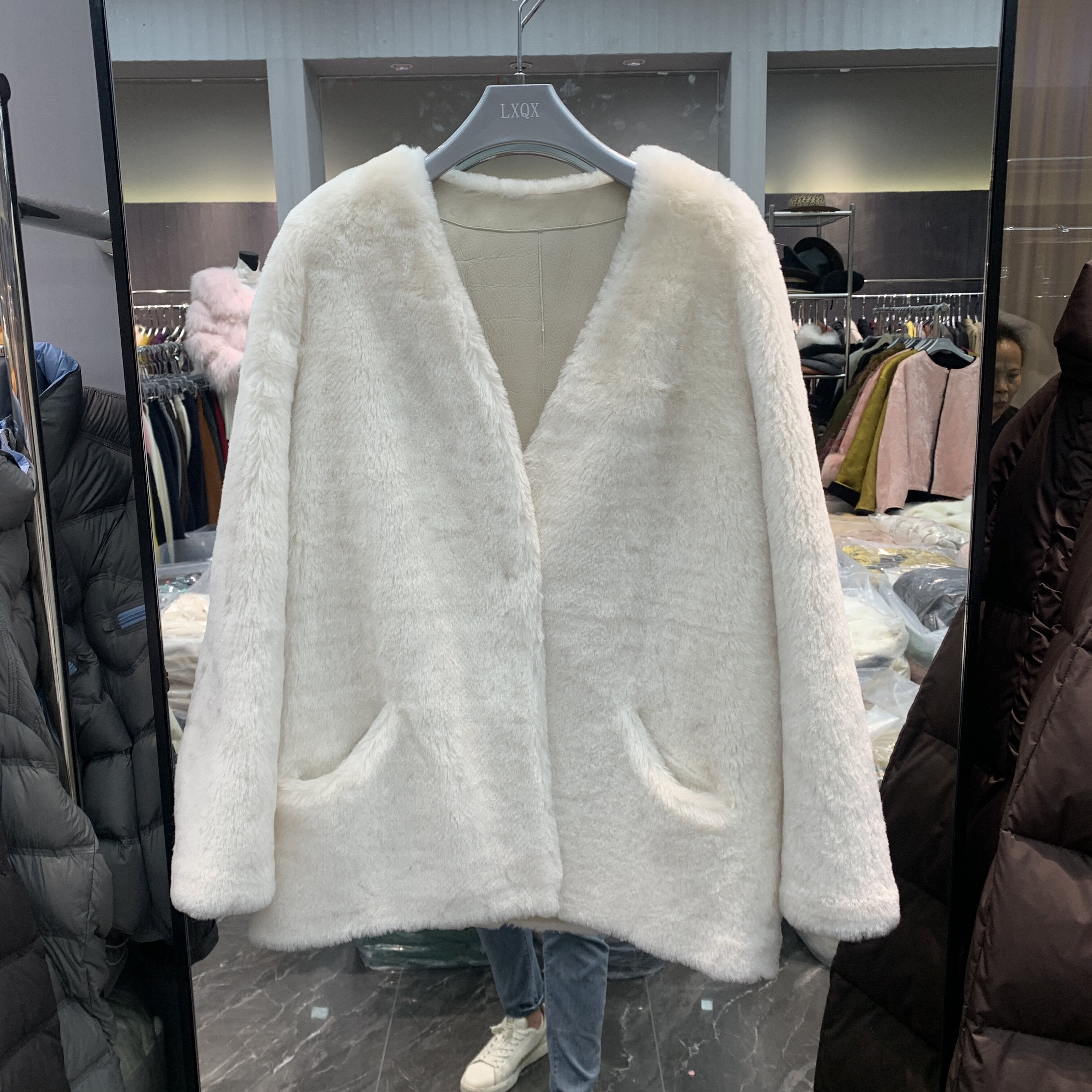 欧洲站2025冬季新款v领轻奢百搭高级感皮毛一体保暖中长款外套潮