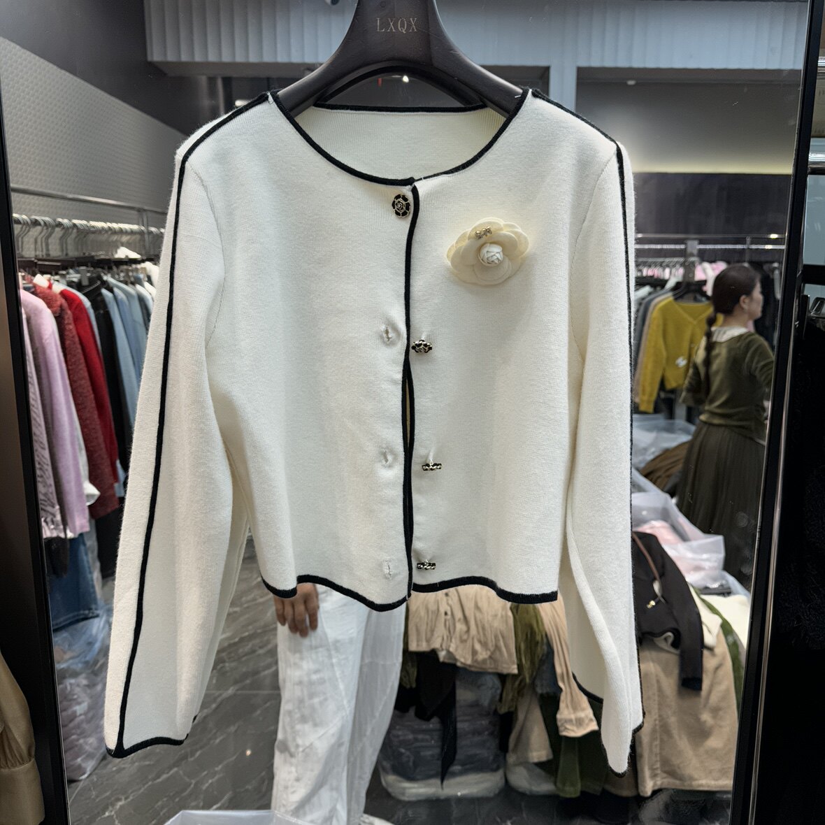 可可家欧货2026秋季新品圆领包边绣花显瘦好看女士小香风针织上衣