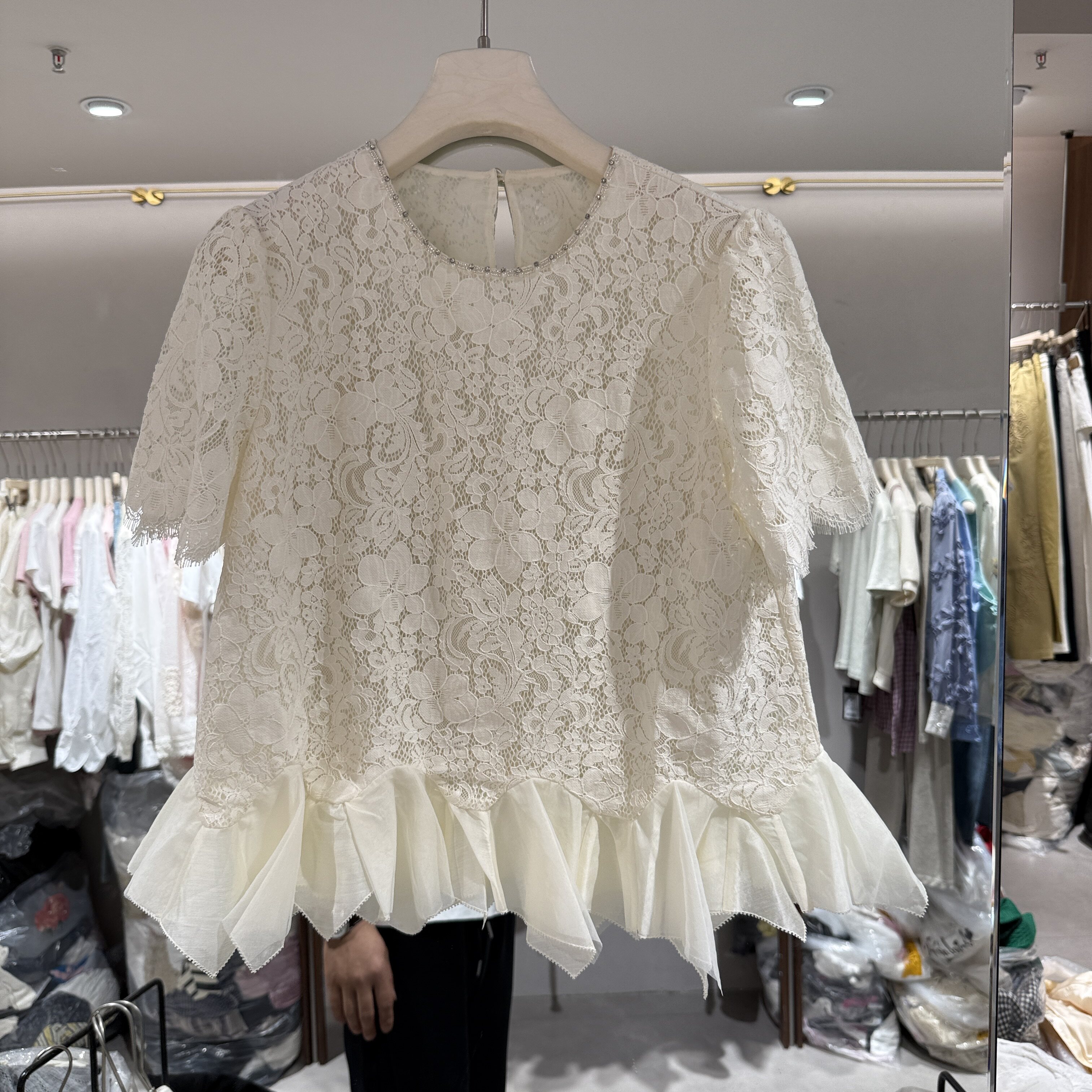 欧洲站2026春季新款圆领钉钻荷叶边显瘦洋气小个子蕾丝衬衫女7241