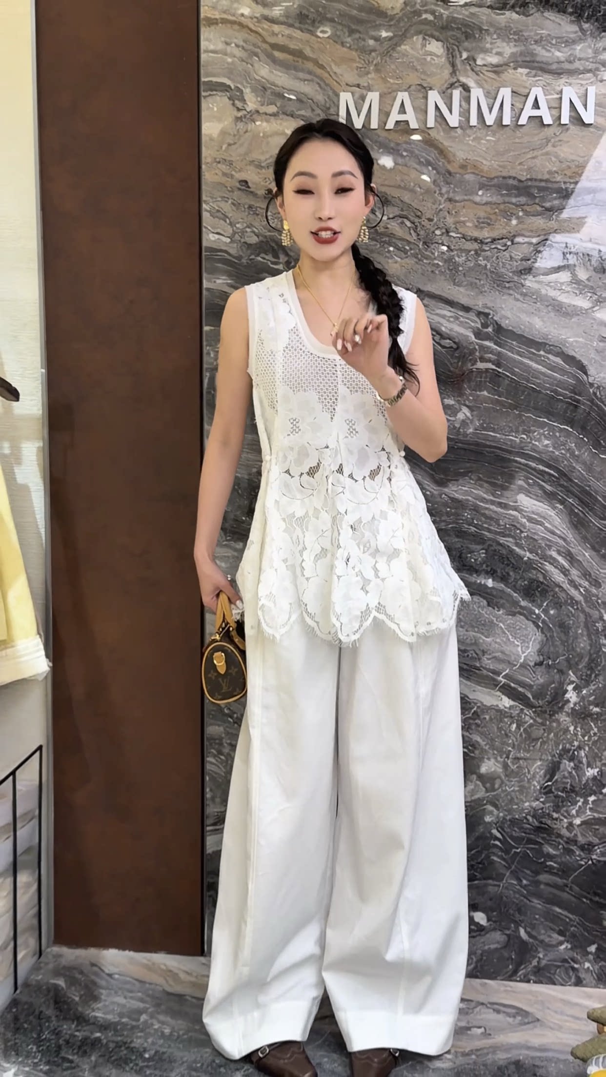 欧洲站2026春季新款鸡心领盘扣收腰修身小个子净版无袖蕾丝上衣女