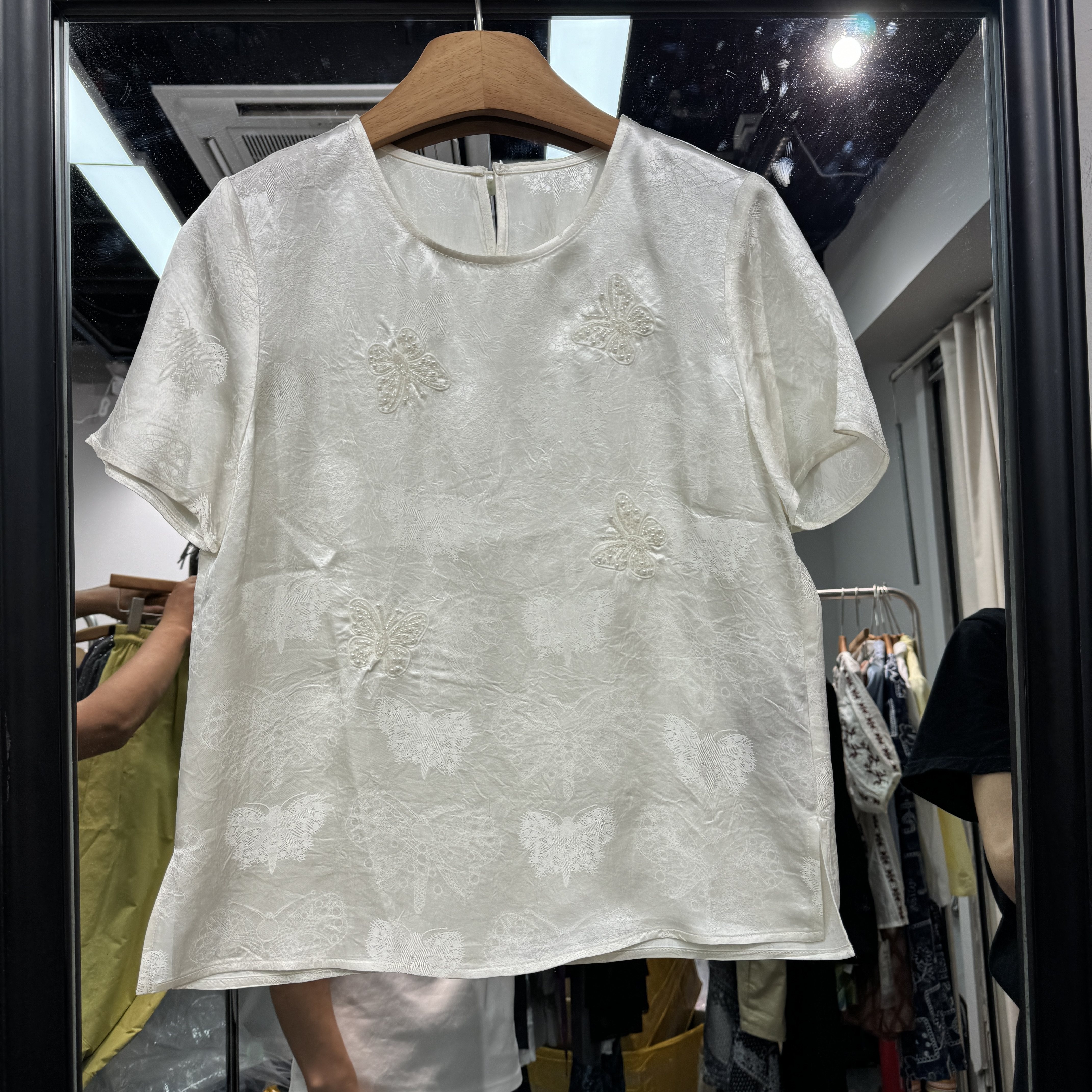 欧洲站2026夏季新款圆领钉珠绣花蝴蝶图案好看短袖醋酸衬衫女670w