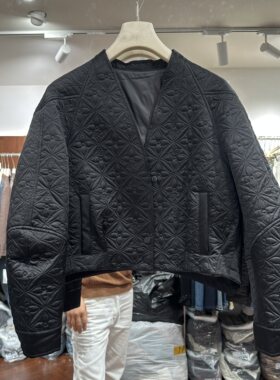 可可家欧货2026冬款v领压褶花纹百搭时尚短款黑色棉服外套女68182
