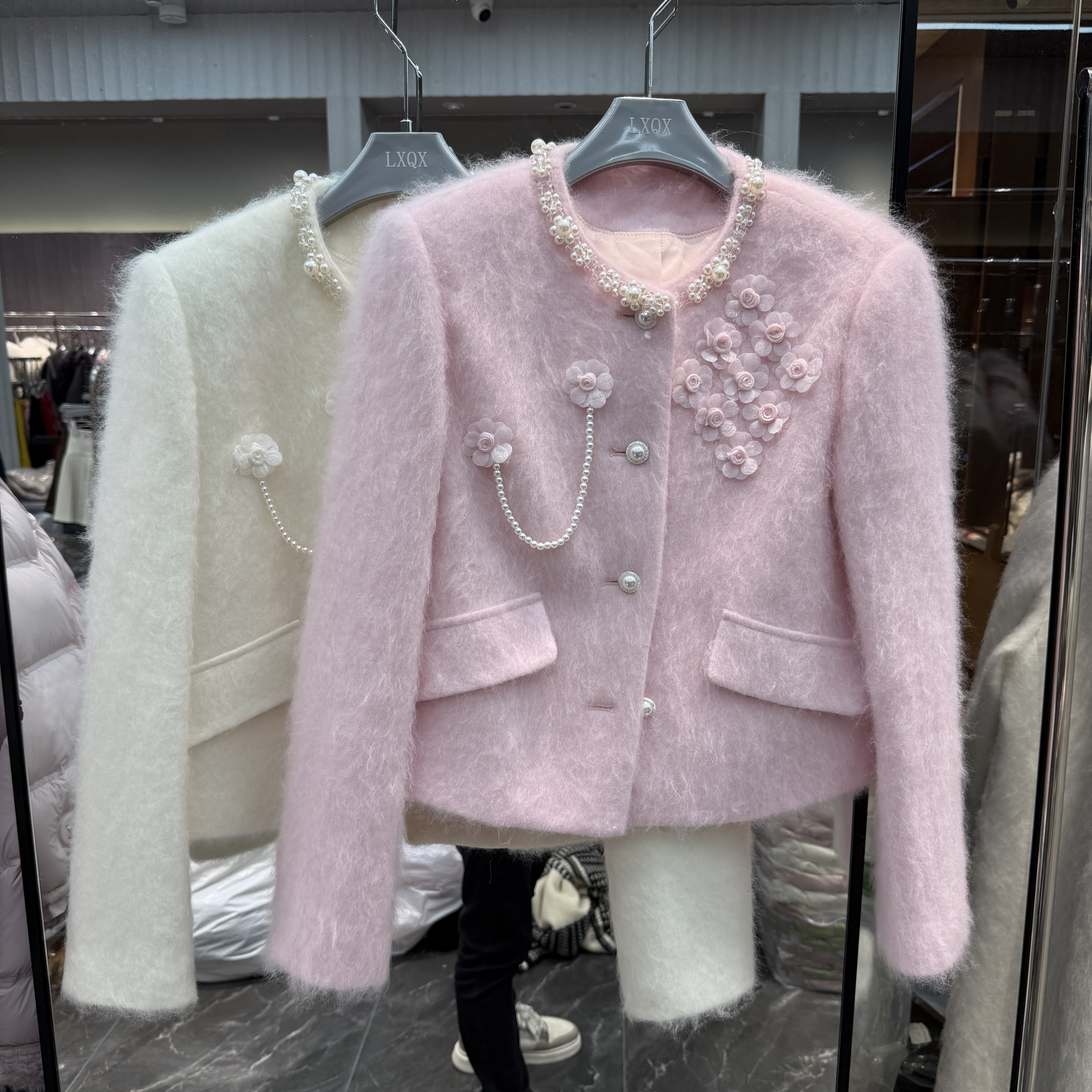 欧洲站2025冬季新款圆领立体花朵钉珠设计感女士小香风羊绒大衣潮