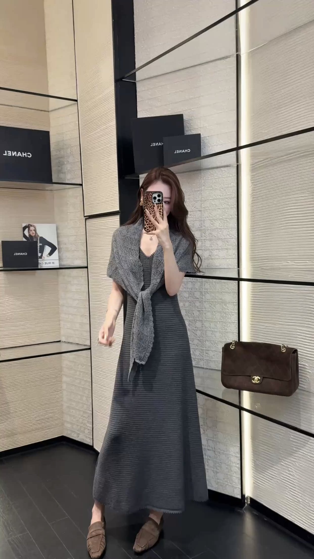 欧洲站2026秋季新款披肩款时尚女人味显瘦双V领中长女针织连衣裙