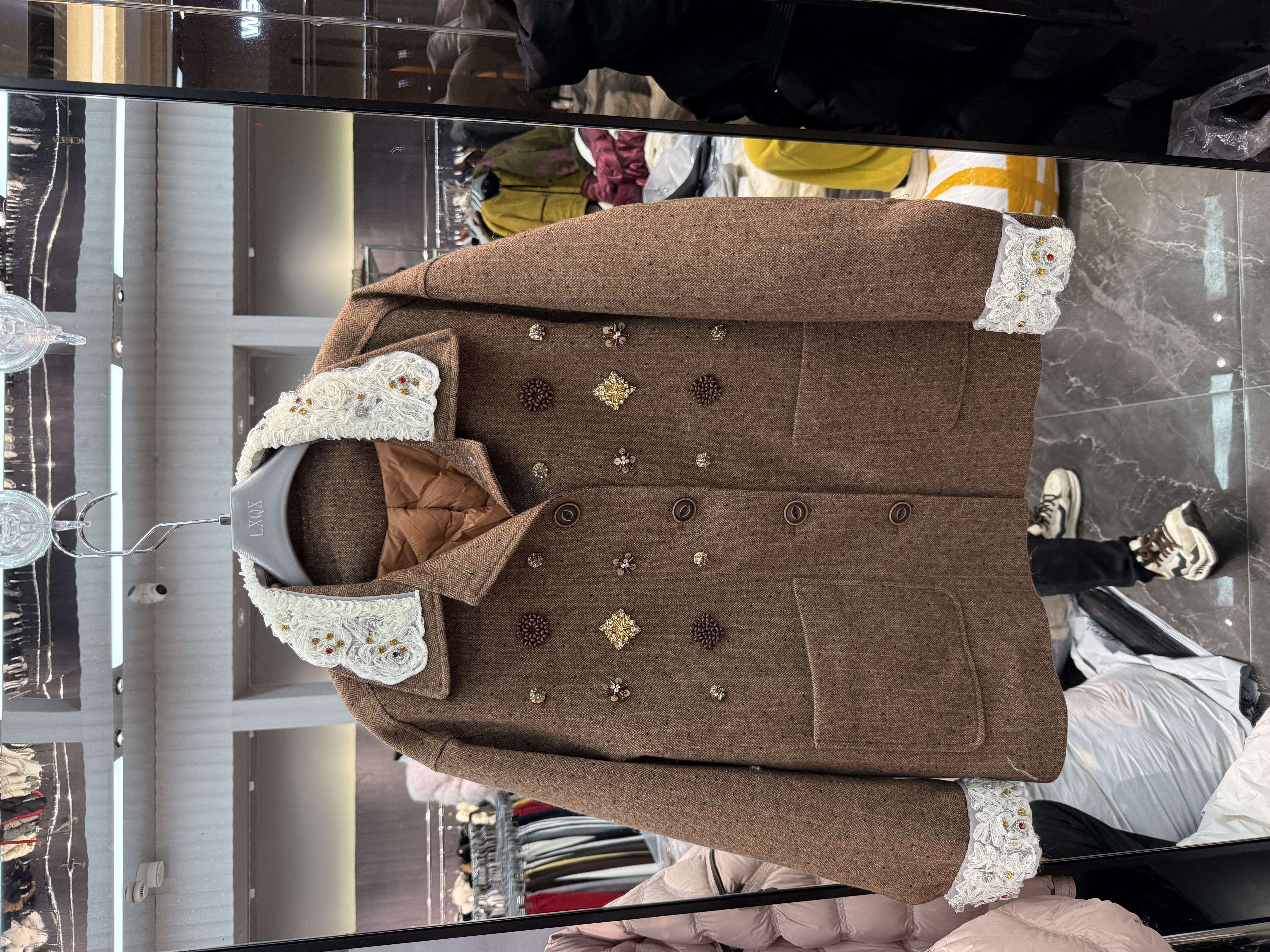 欧洲站2025冬季新款翻领单排扣钉珠刺绣设计感宽松百搭白鹅绒外套