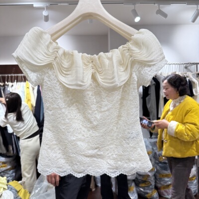 欧洲站2026春季新款洋气压褶一字肩钉珠甜美淑女风套头蕾丝衫7334