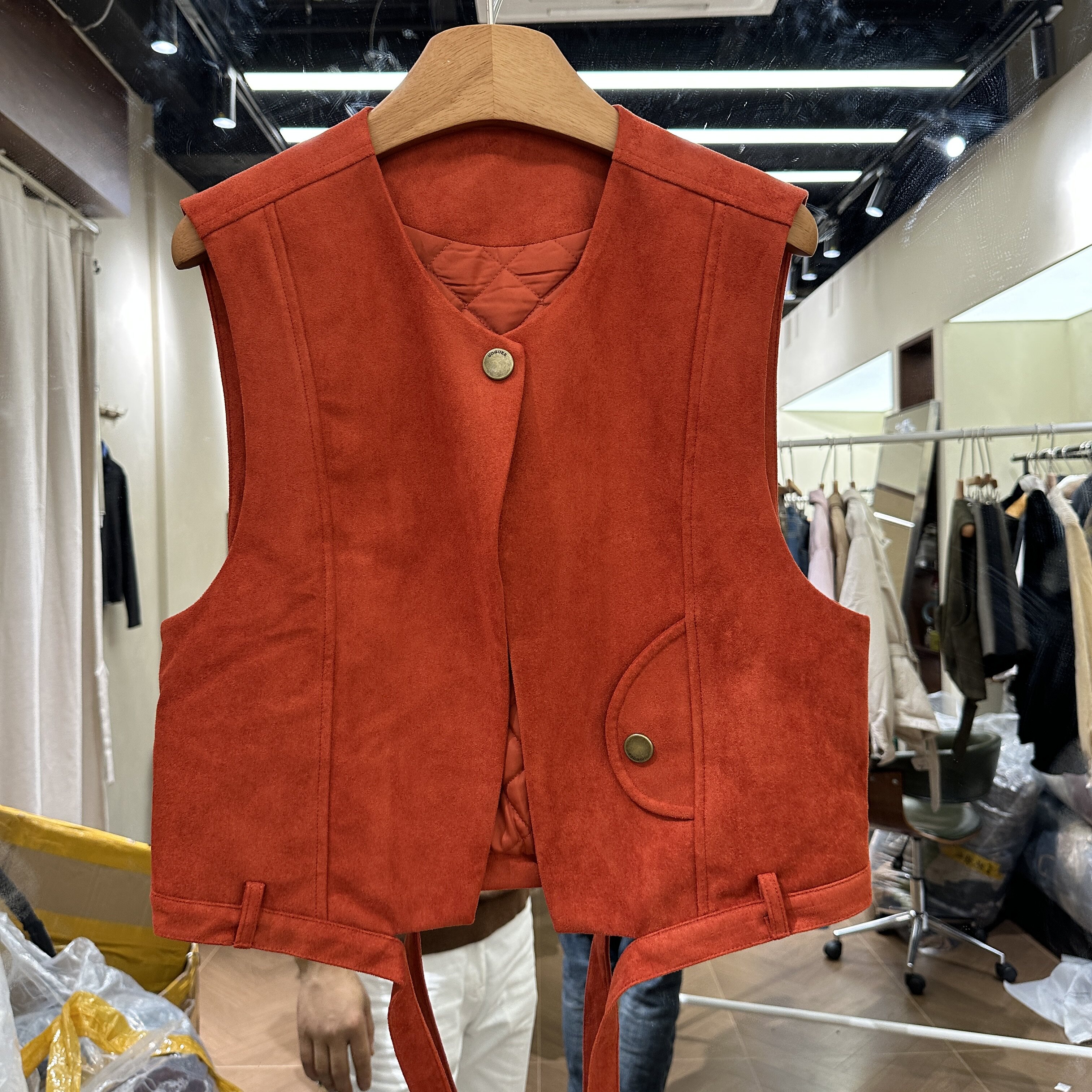 可可家欧货2026冬款v领金扣百搭叠穿无袖款麂皮绒马夹坎肩女45288