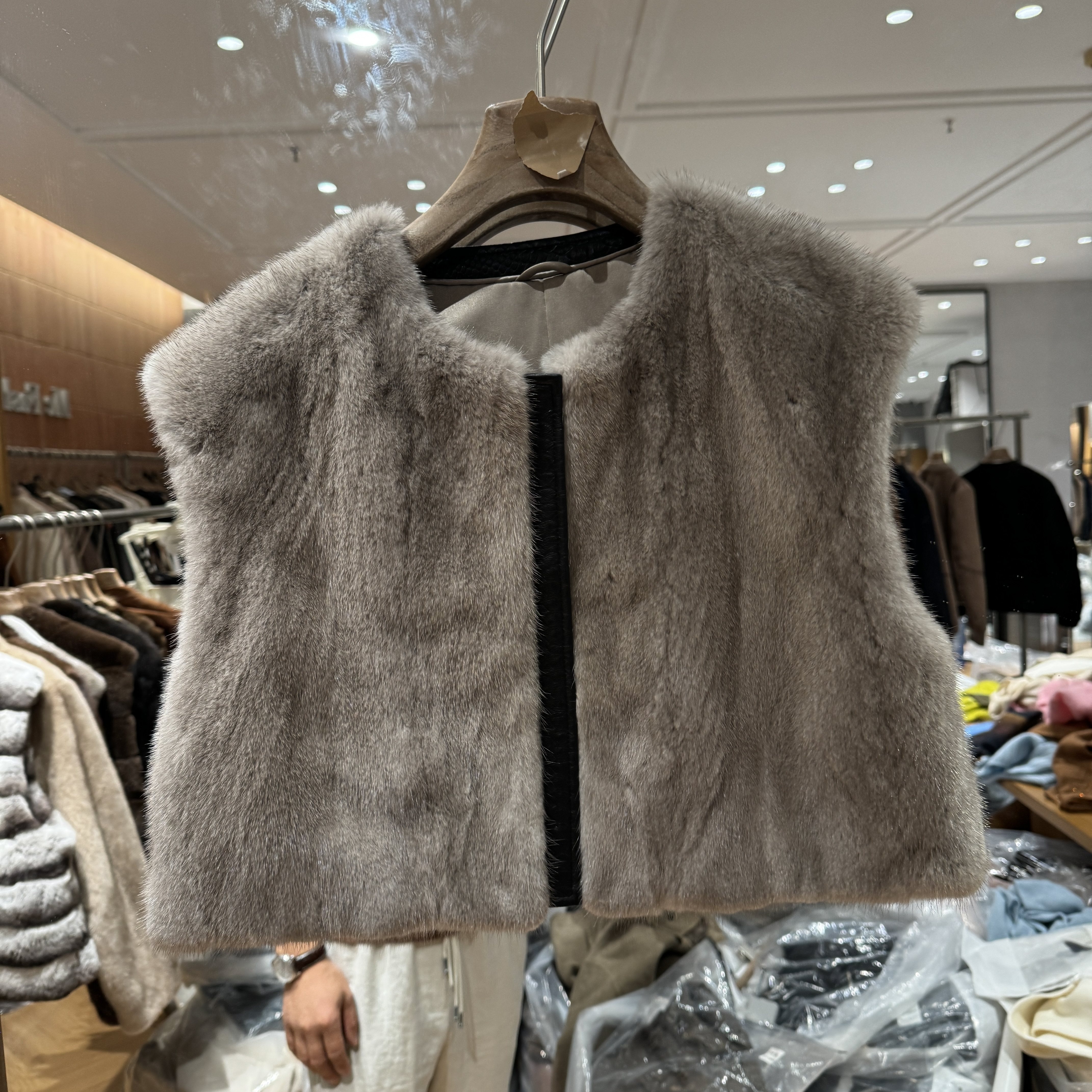 可可家2026秋冬新款水貂毛拼皮纹理感气质女士皮毛一体马甲外套潮