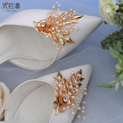 珍珠点缀鞋面，亮眼吸睛