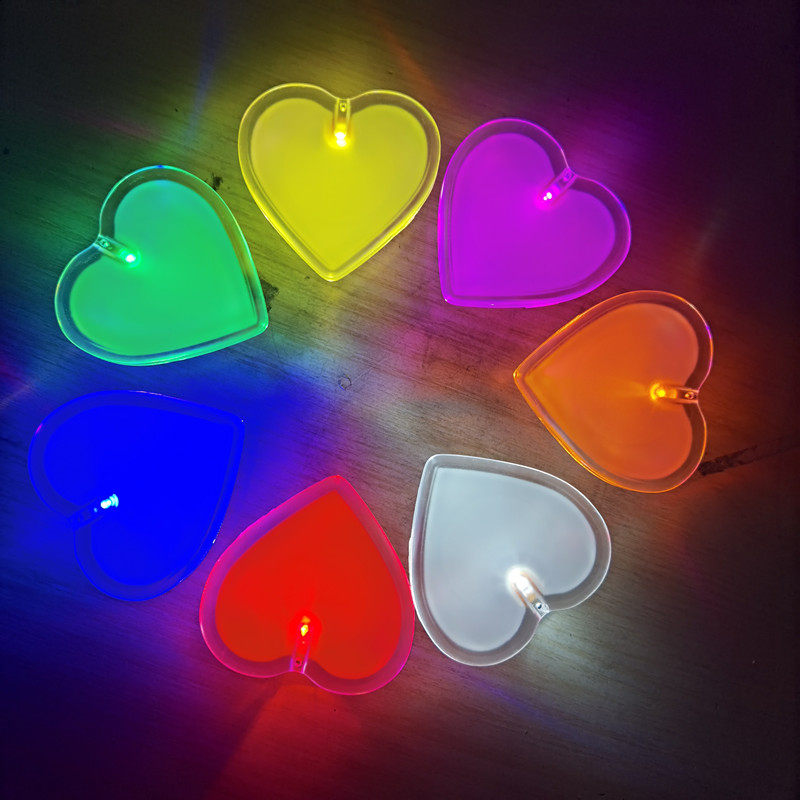 新品蓝色红色爱心牌工号牌发光别针式员工胸卡胸牌工作牌夜光定做