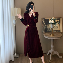 红色金丝绒V领连衣裙女士秋冬新款高贵大牌气质优雅长款礼服裙子