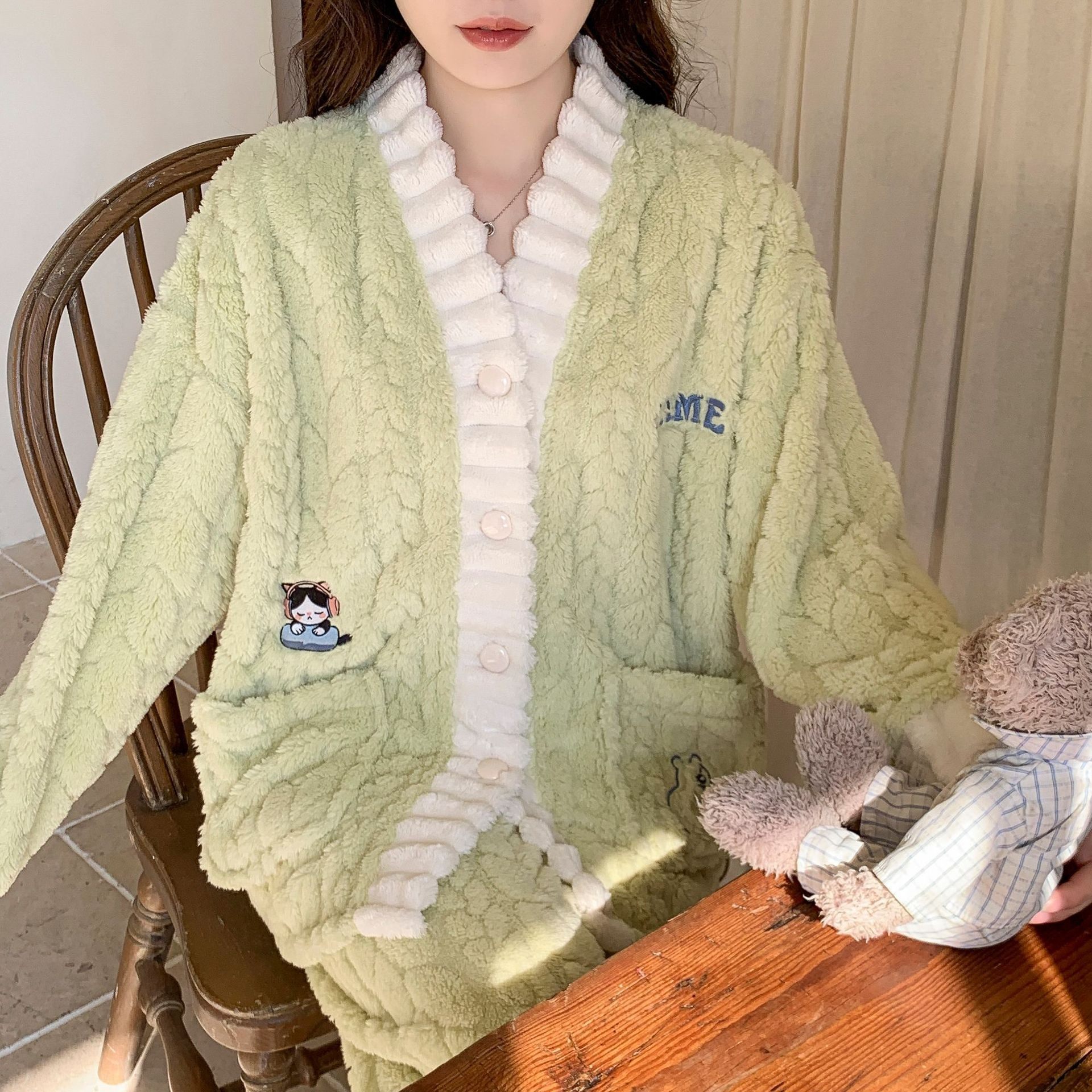 居家服女款2026新款冬加厚加绒珊瑚绒女士冬天高级感法兰绒秋冬款