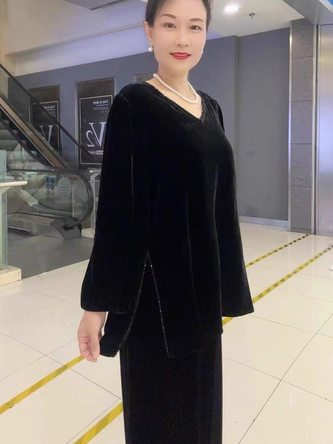 26081珠珠款V领丝绒上衣女